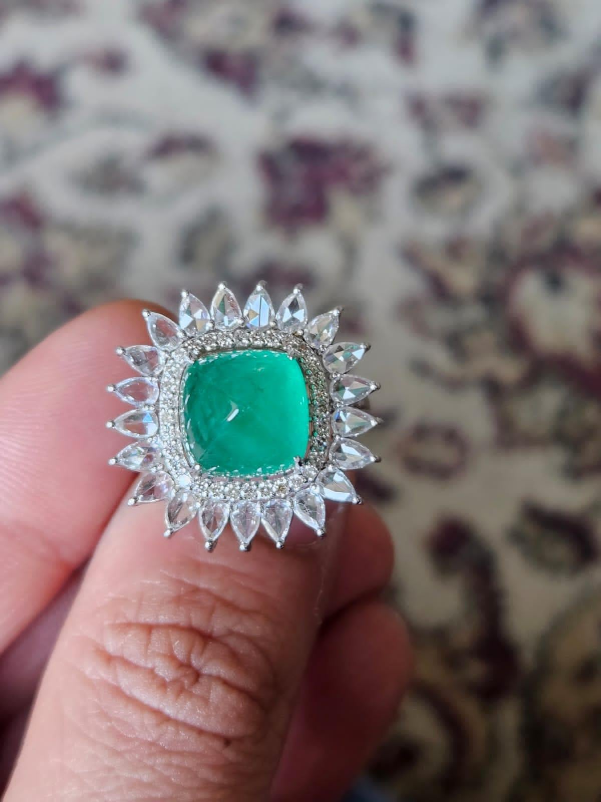 Eine sehr schöne und herrliche, Smaragd-Cocktail-Ring in 18K Gold & Diamanten gesetzt. Das Gewicht des Zuckerhut-Smaragds beträgt 5,88 Karat. Der Smaragd ist völlig natürlich, ohne jegliche Behandlung  & ist sambischer Herkunft. Das Gewicht der