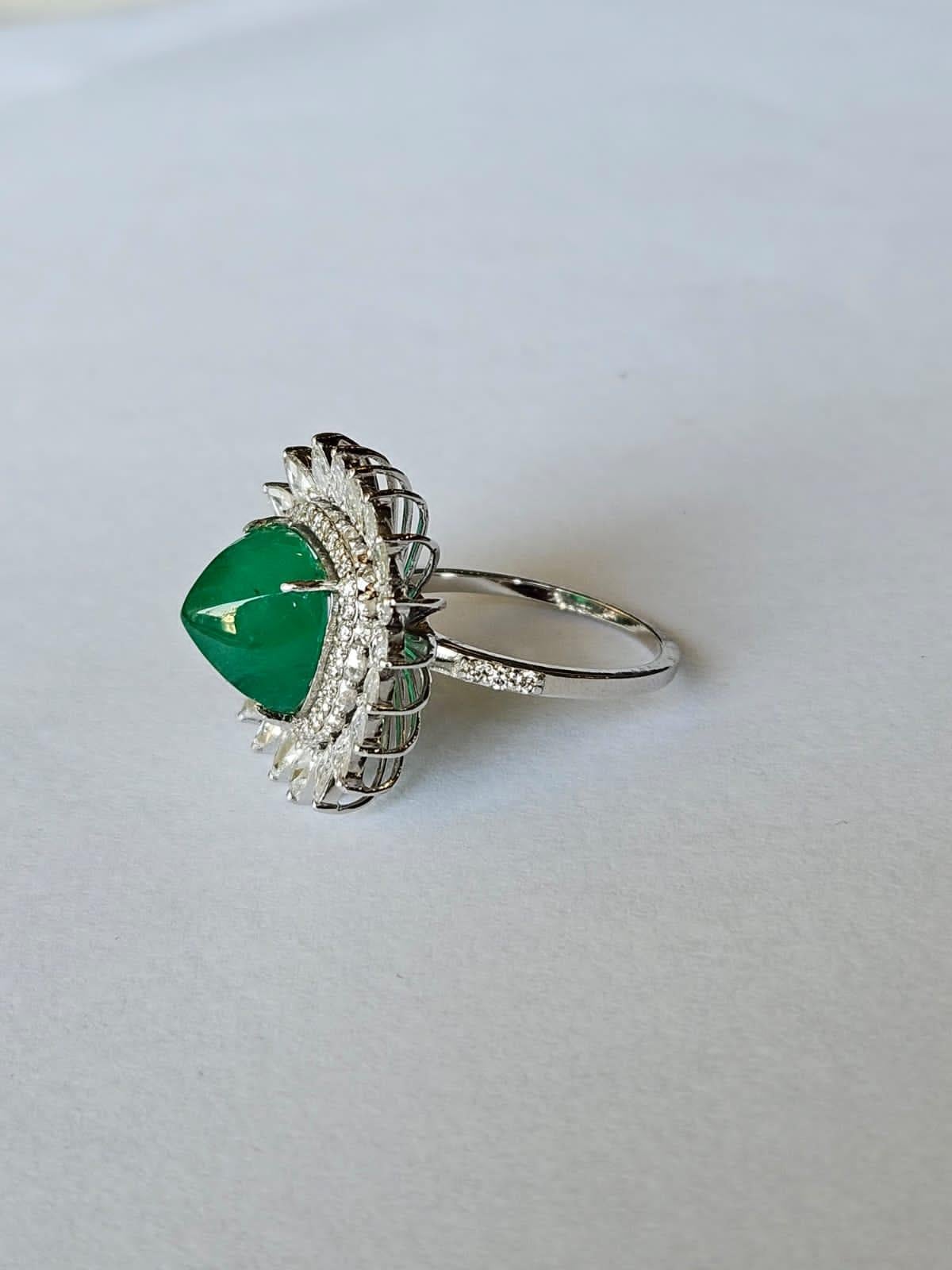 Cocktailring, 5,88 Karat, natürlicher sambischer Smaragd, Zuckerhut- und Diamanten im Rosenschliff (Kegel-Cabochon) im Angebot
