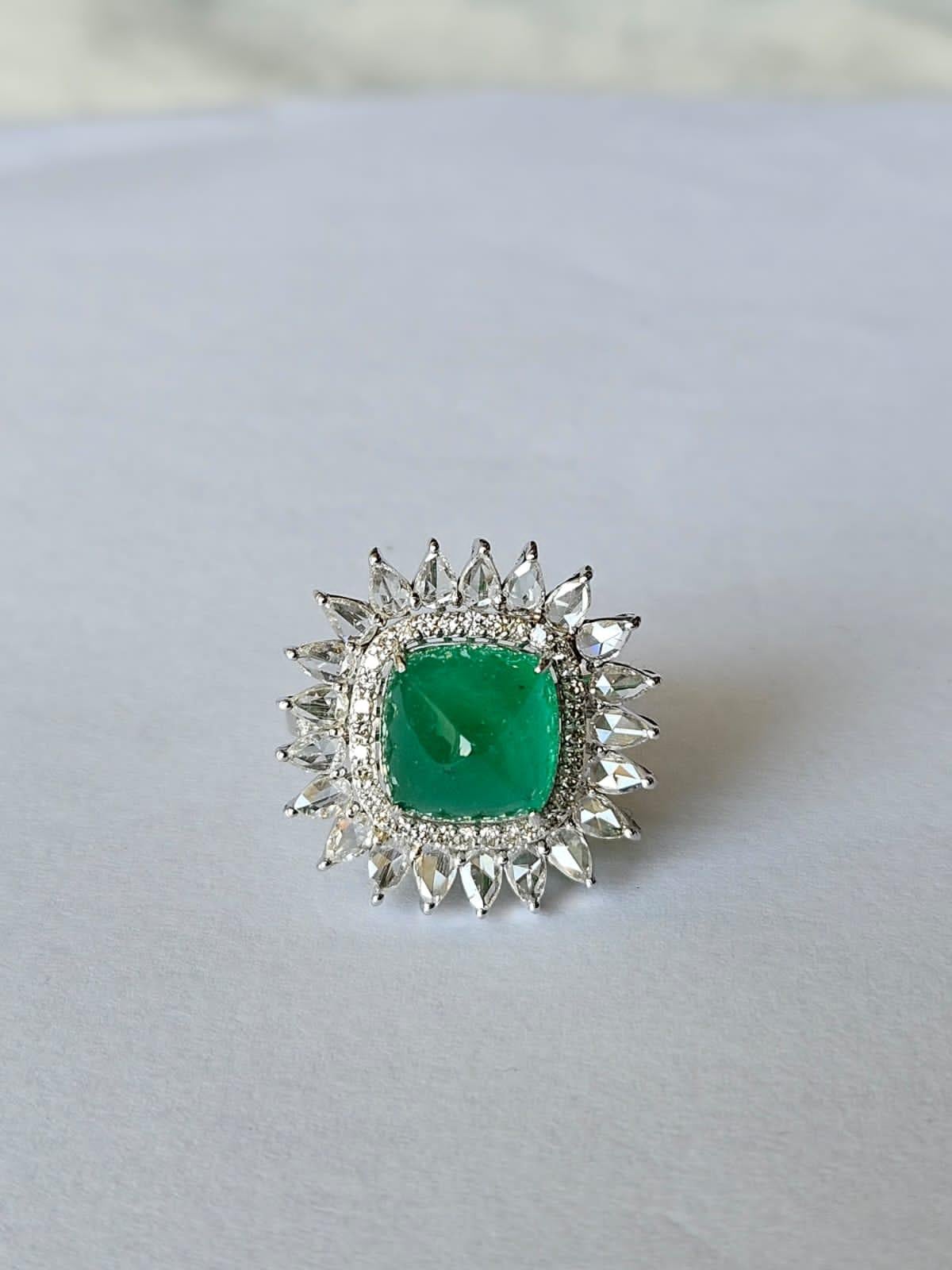 Cocktailring, 5,88 Karat, natürlicher sambischer Smaragd, Zuckerhut- und Diamanten im Rosenschliff im Zustand „Neu“ im Angebot in Hong Kong, HK