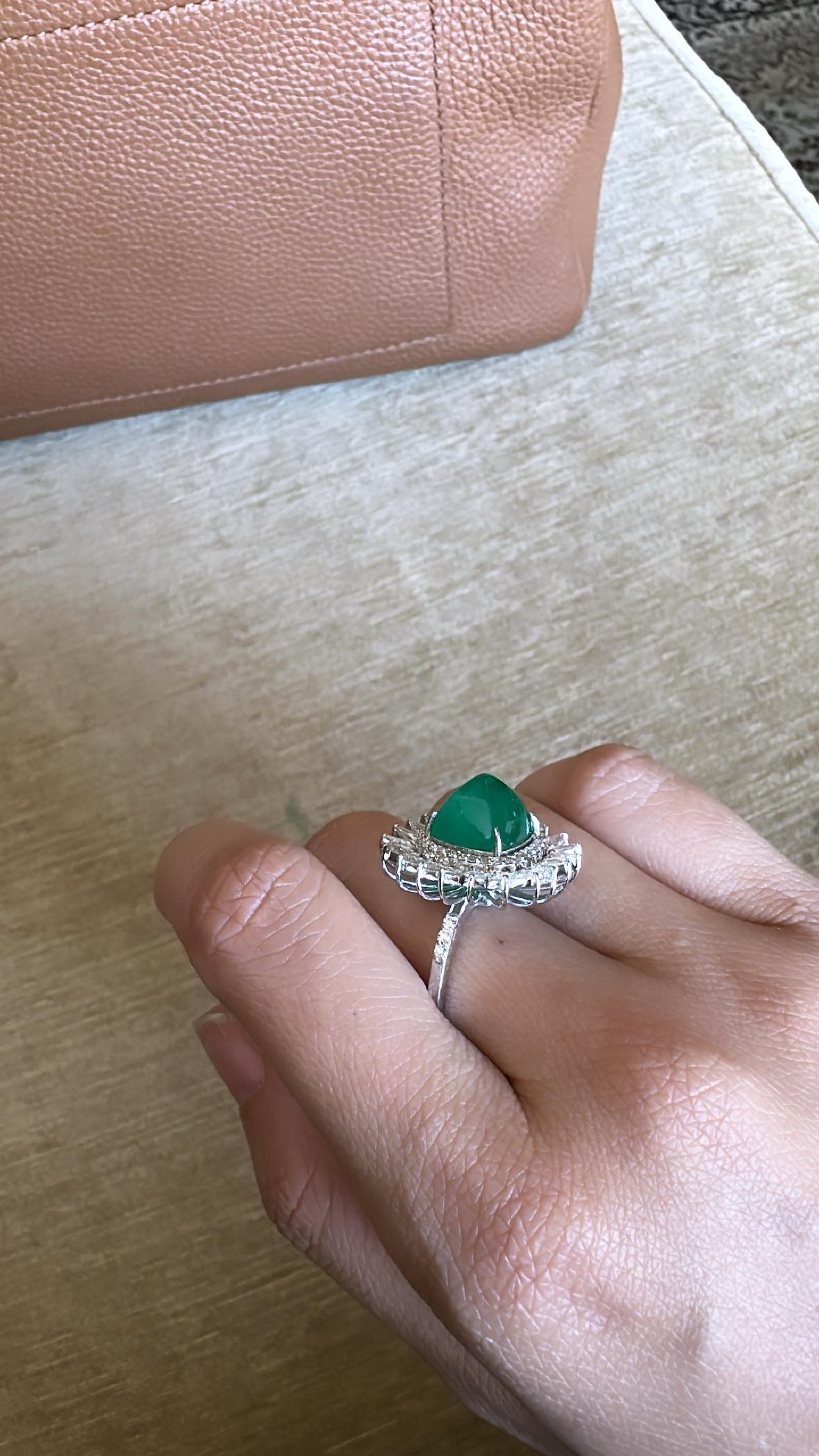 Cocktailring, 5,88 Karat, natürlicher sambischer Smaragd, Zuckerhut- und Diamanten im Rosenschliff im Angebot 1