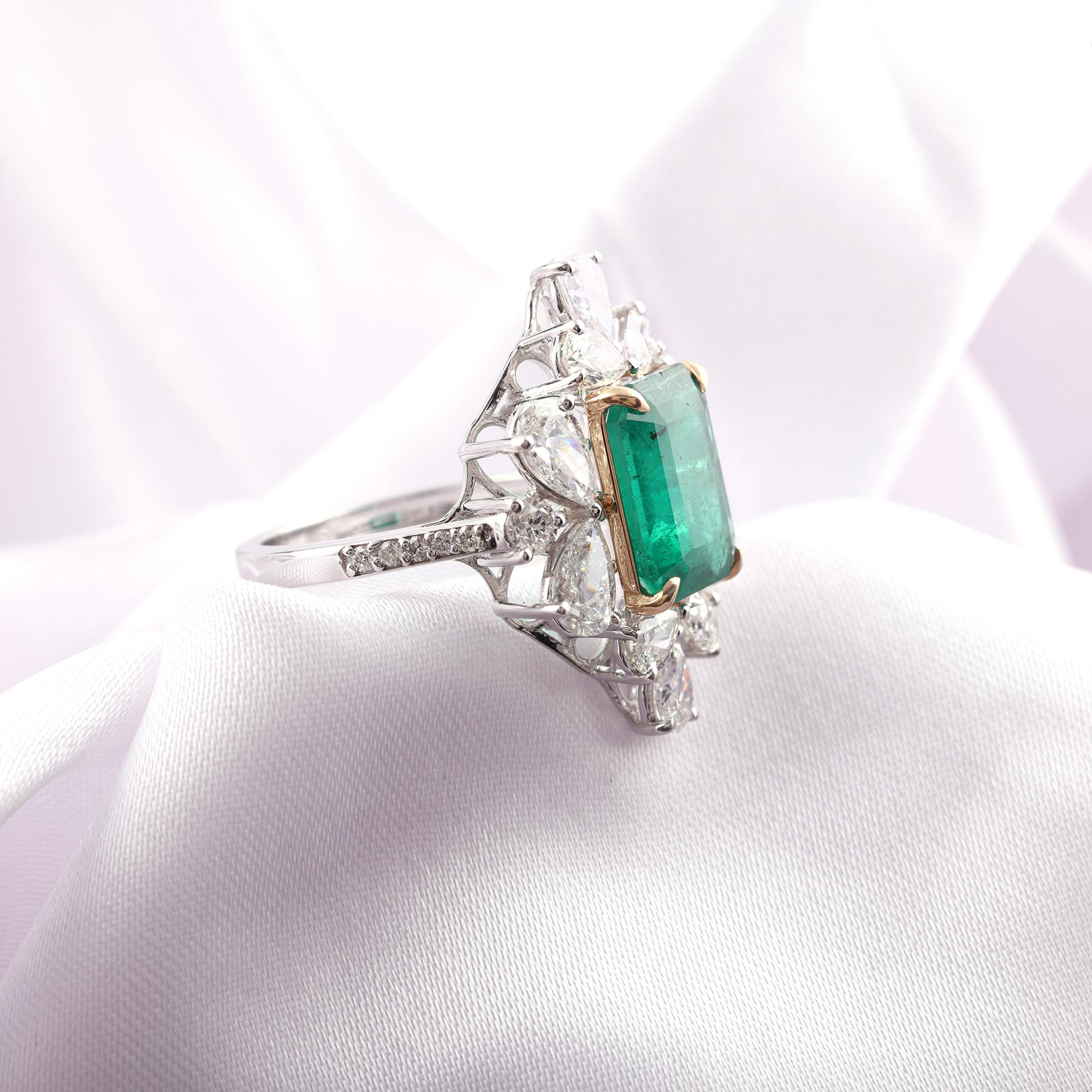 Im Angebot: 5,88 TCW Sambia Smaragd SI/H Diamant Halo Cocktail Ring 14 Karat Weißgold () 6