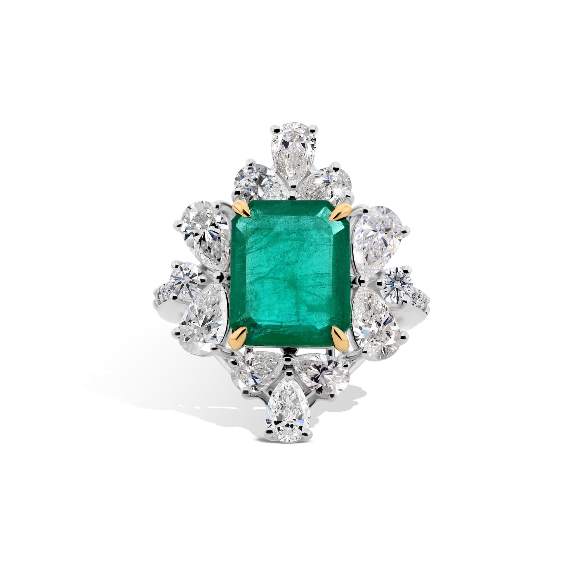 Im Angebot: 5,88 TCW Sambia Smaragd SI/H Diamant Halo Cocktail Ring 18 Karat Weißgold () 5