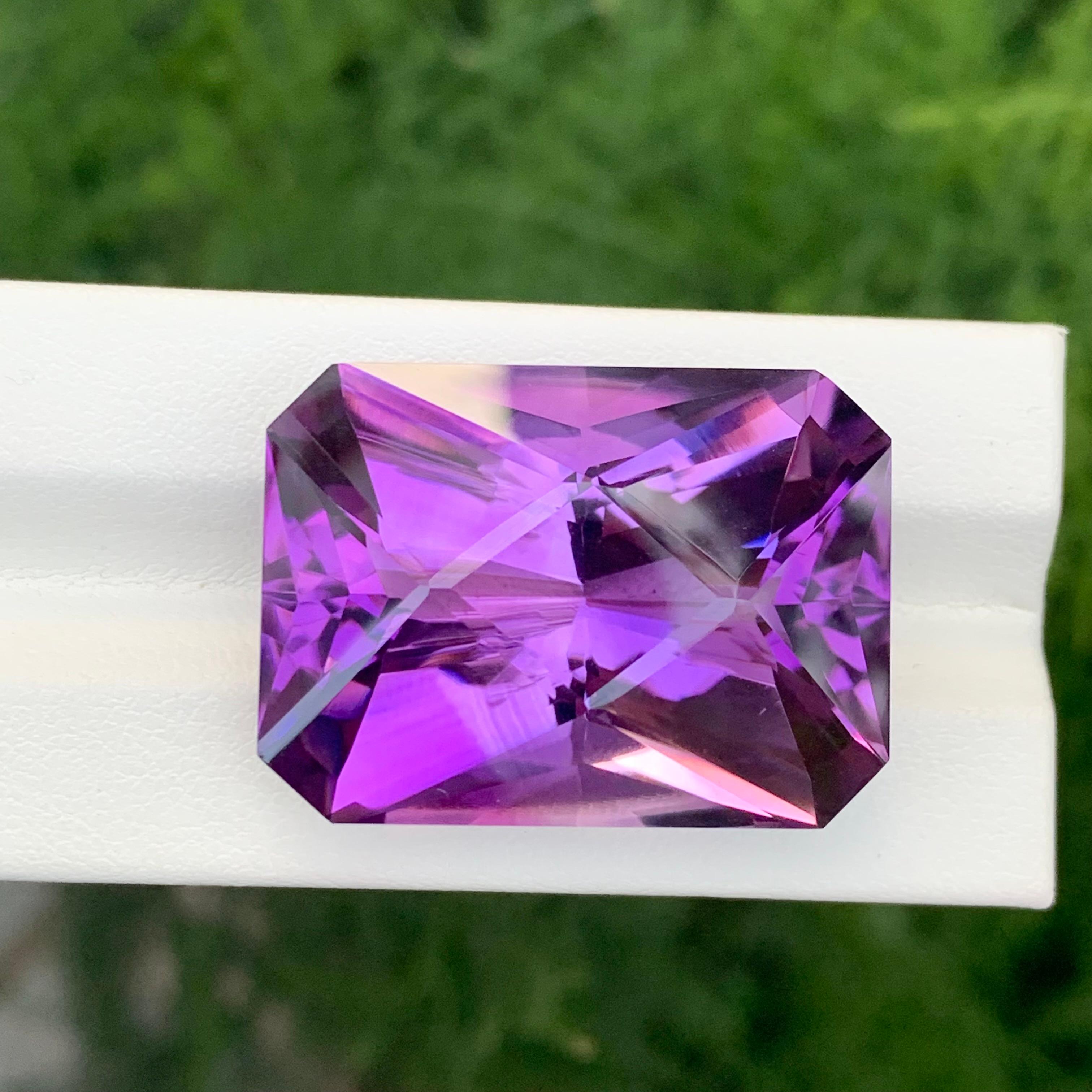Stein: Amethyst
Gewicht : 58.80 Karat
Abmessungen: 29 x 21 x 15,2 mm
Herkunft: Brasilien
Schnitt: Scherenschnitt 
Farbe: Lila
Behandlung: Nicht
Zertifikat: Auf Kundenwunsch

Der Amethyst, eine atemberaubende violette Quarzsorte, ist nicht nur für