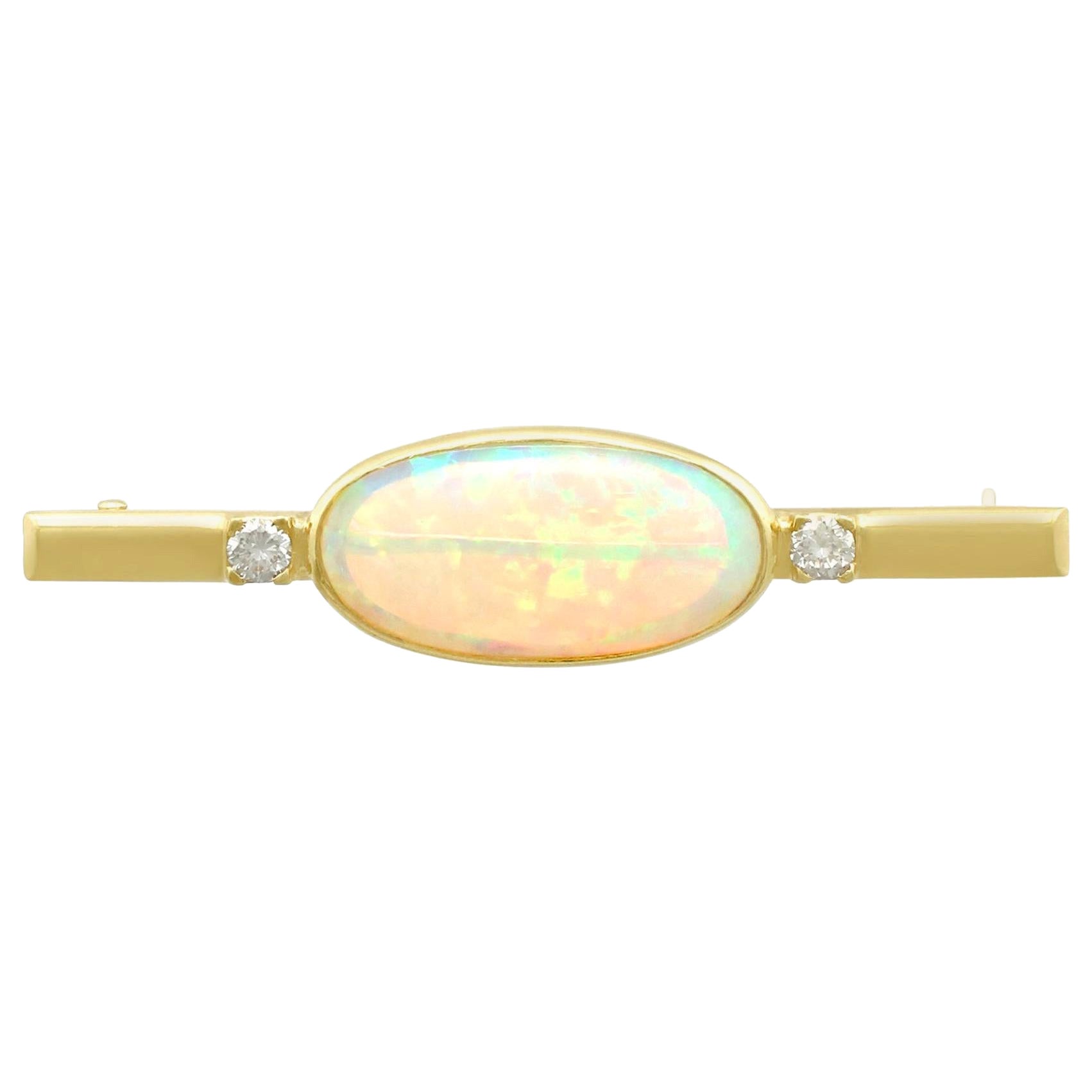 Bar-Brosche aus Gelbgold mit 5,89 Karat Opal im Cabochon-Schliff und Diamanten