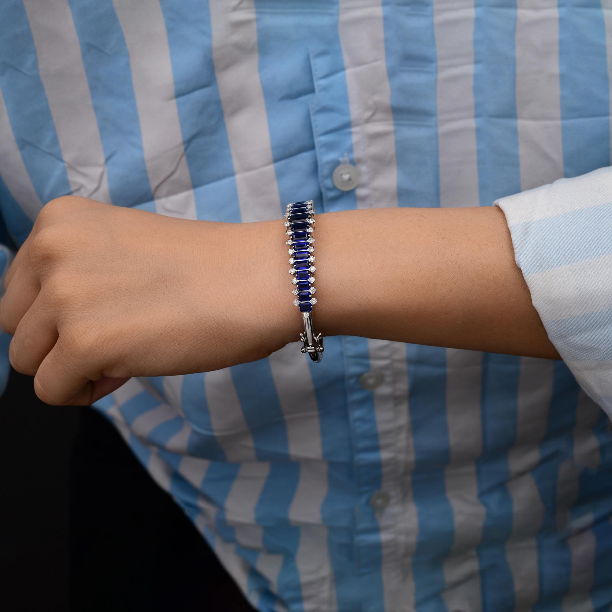 Dieser exquisite Armreif aus 18-karätigem Gold ist handgefertigt und mit 0,86 Karat Diamanten und 5,89 Karat blauen Saphiren besetzt.

FOLLOW SPECTRUM JEWELS Storefront, um die neueste Collection'S und exklusive Stücke zu sehen. Spectrum Jewels ist