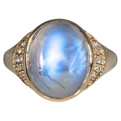 Anello con cabochon in pietra di luna arcobaleno da 5,8 carati e diamanti estratti dalla terra: oro massiccio 14K