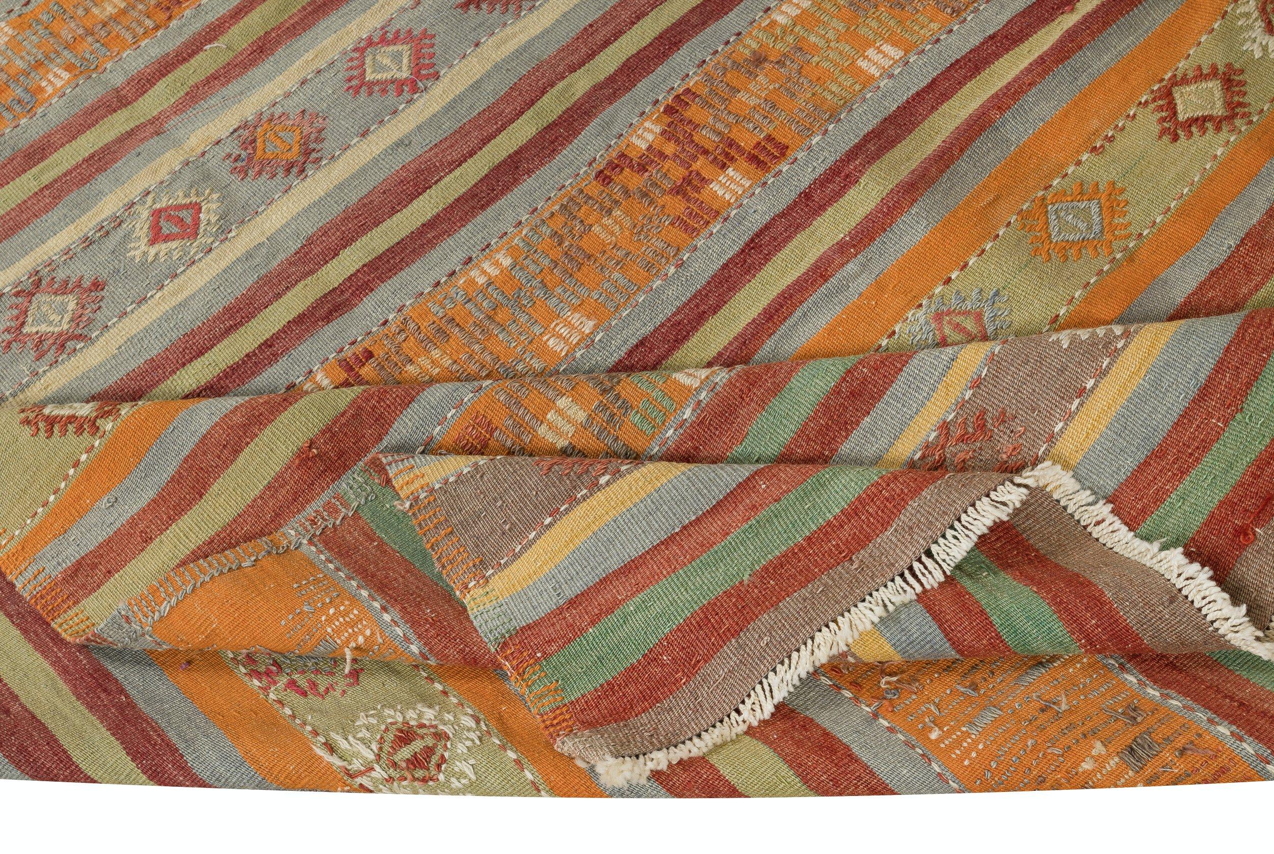 5.8x10 Ft handgewebter türkischer Kelim-Teppich im Vintage-Stil mit bunten Streifen. 100% Wolle (Türkisch) im Angebot