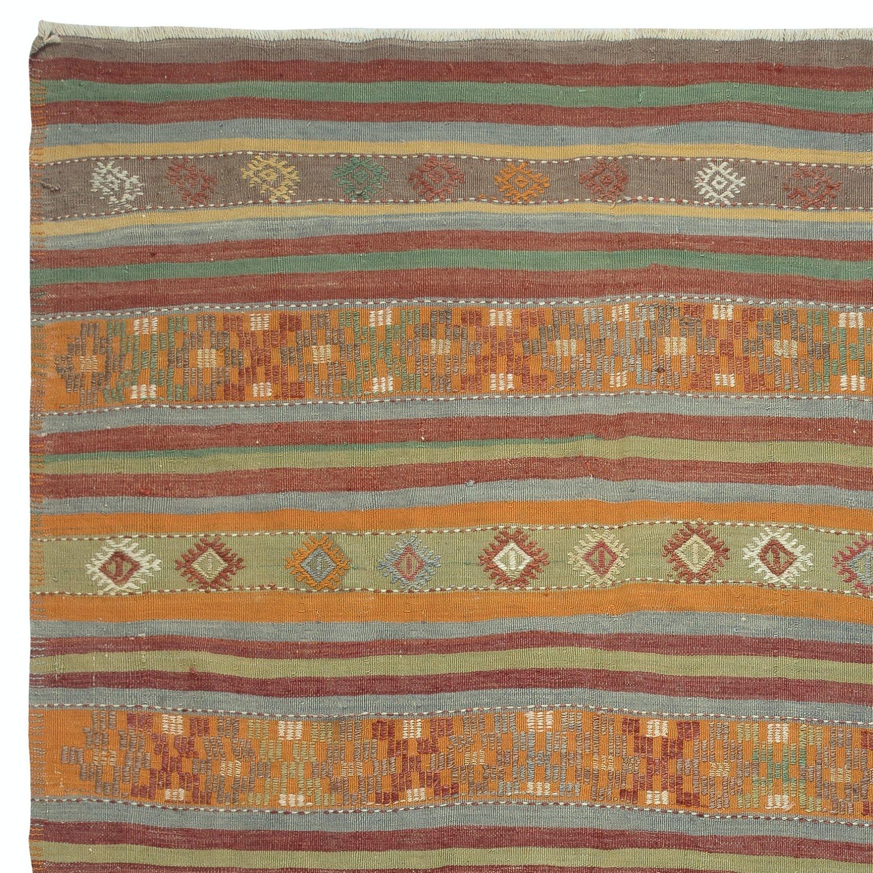 5.8x10 Ft handgewebter türkischer Kelim-Teppich im Vintage-Stil mit bunten Streifen. 100% Wolle (Handgewebt) im Angebot