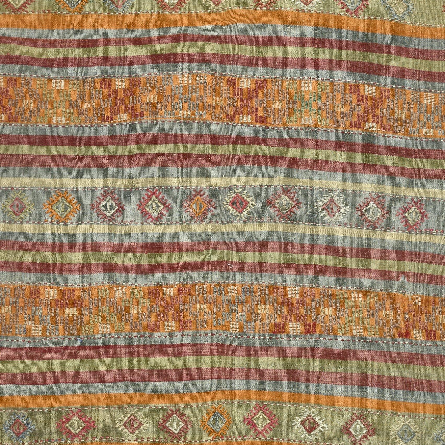 5.8x10 Ft handgewebter türkischer Kelim-Teppich im Vintage-Stil mit bunten Streifen. 100% Wolle im Zustand „Gut“ im Angebot in Spring Valley, NY