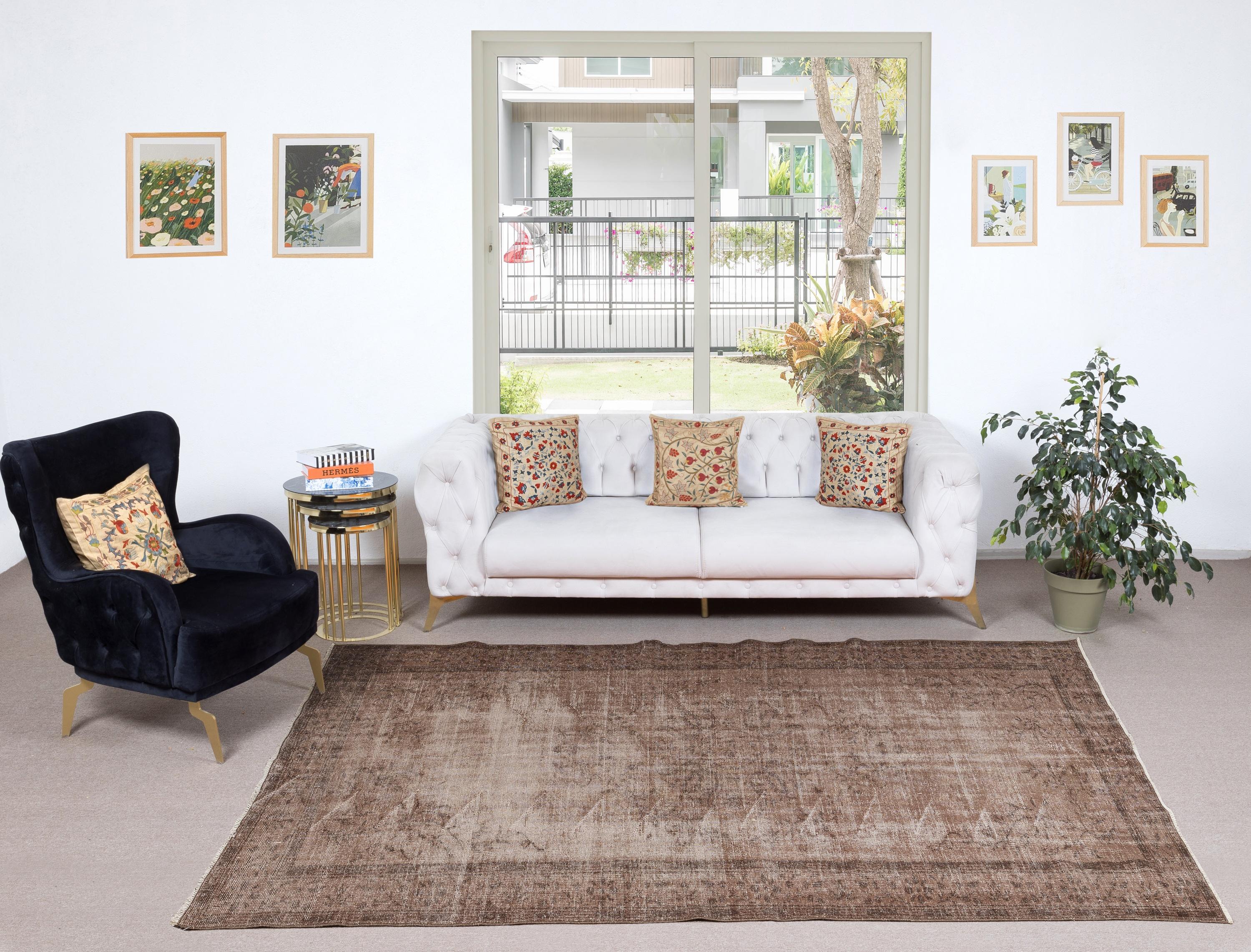 I nostri tappeti sovratinti sono tutti tappeti turchi vintage annodati a mano, accuratamente restaurati e reimmaginati nel nostro laboratorio per adattarsi a un'ampia gamma di stili di arredamento, da quello moderno e minimalista a quello costiero,