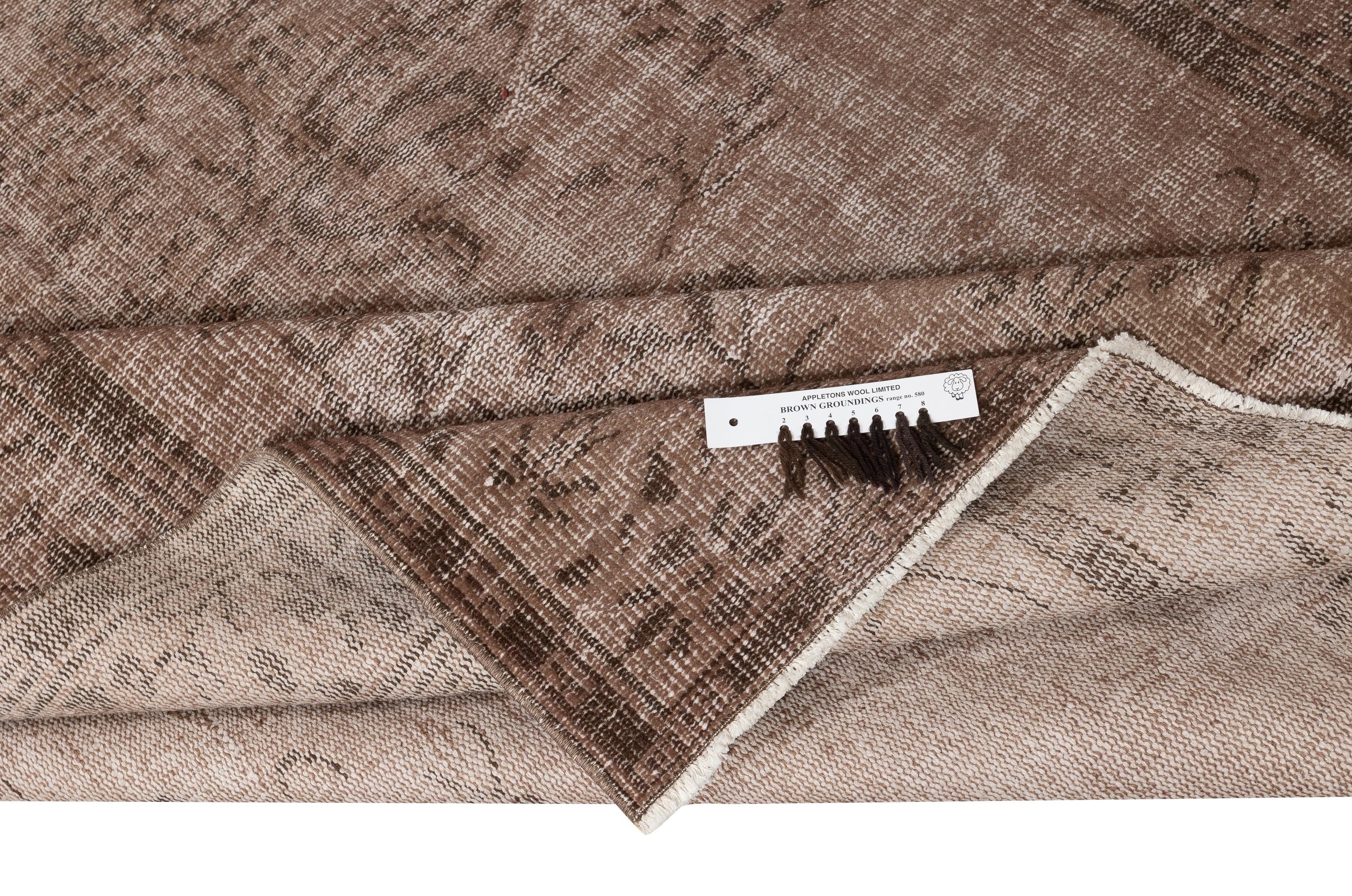 Moderno Tappeto turco vintage fatto a mano con sovratintura in marrone per interni moderni in vendita