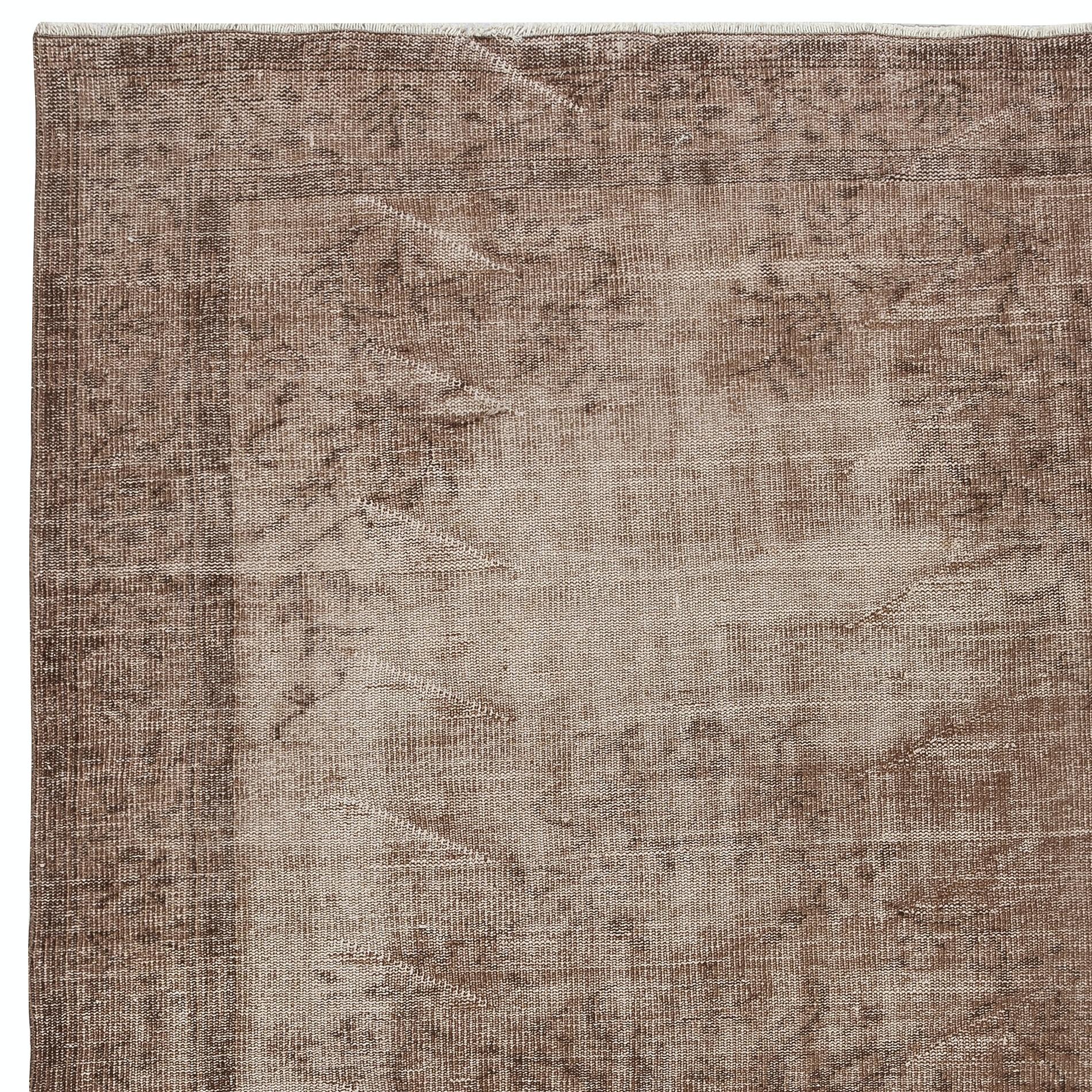 Annodato a mano Tappeto turco vintage fatto a mano con sovratintura in marrone per interni moderni in vendita