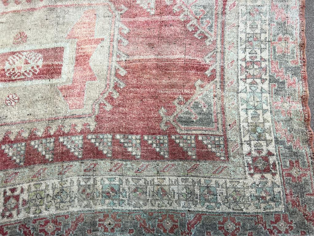 Alfombra de pueblo vintage anudada a mano de Turquía de 5,8 x 11 pies. 100% Lana en Bueno estado para la venta en Spring Valley, NY