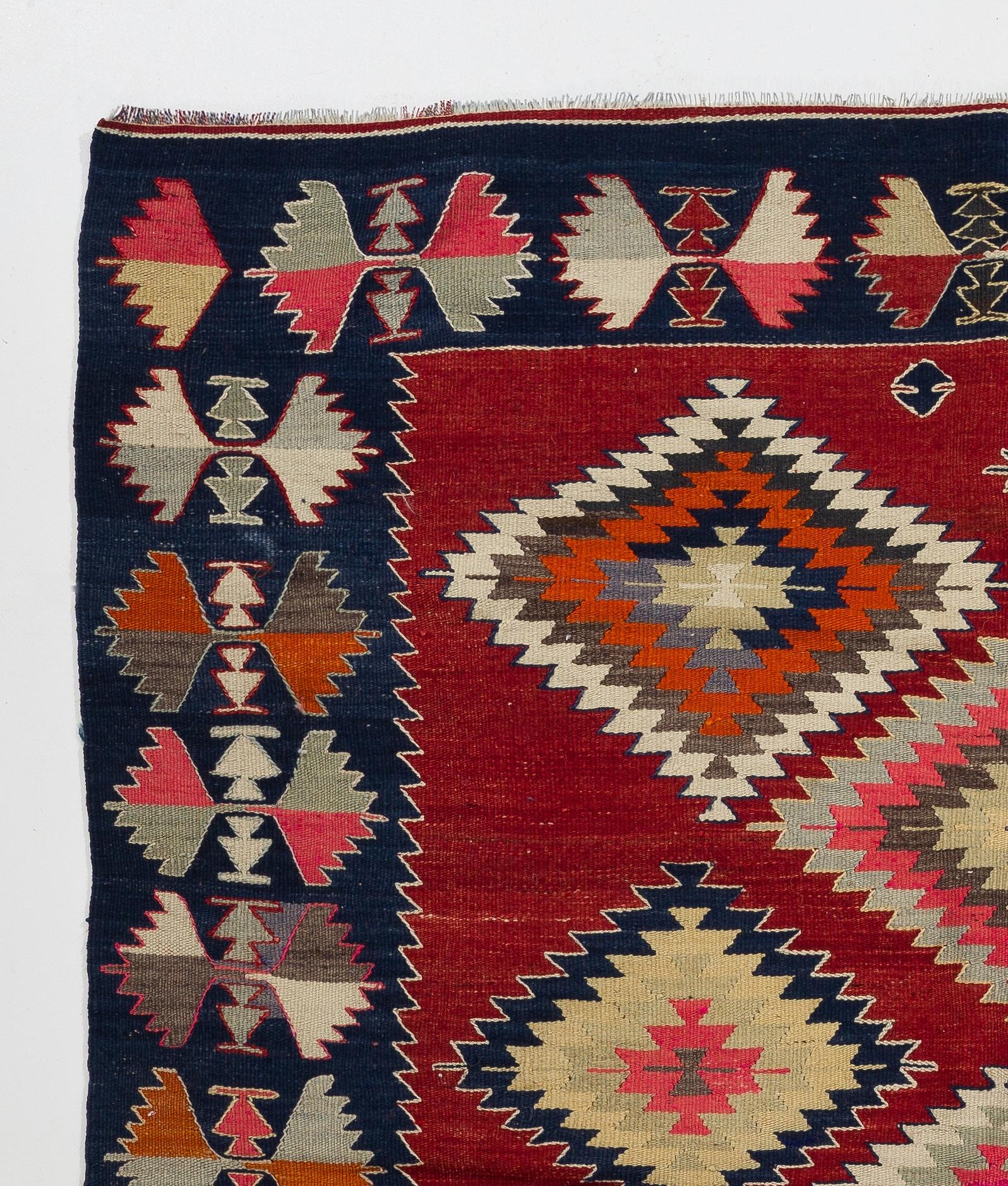 Un Rug & Kilim (tapis tissé à plat) turc coloré en très bon état d'origine. 100% laine. Mesures : 5.8 x 6.8 Ft.

Ce magnifique Sage présente des motifs en forme de diamants imbriqués les uns dans les autres, flottant librement sur tout le champ dans