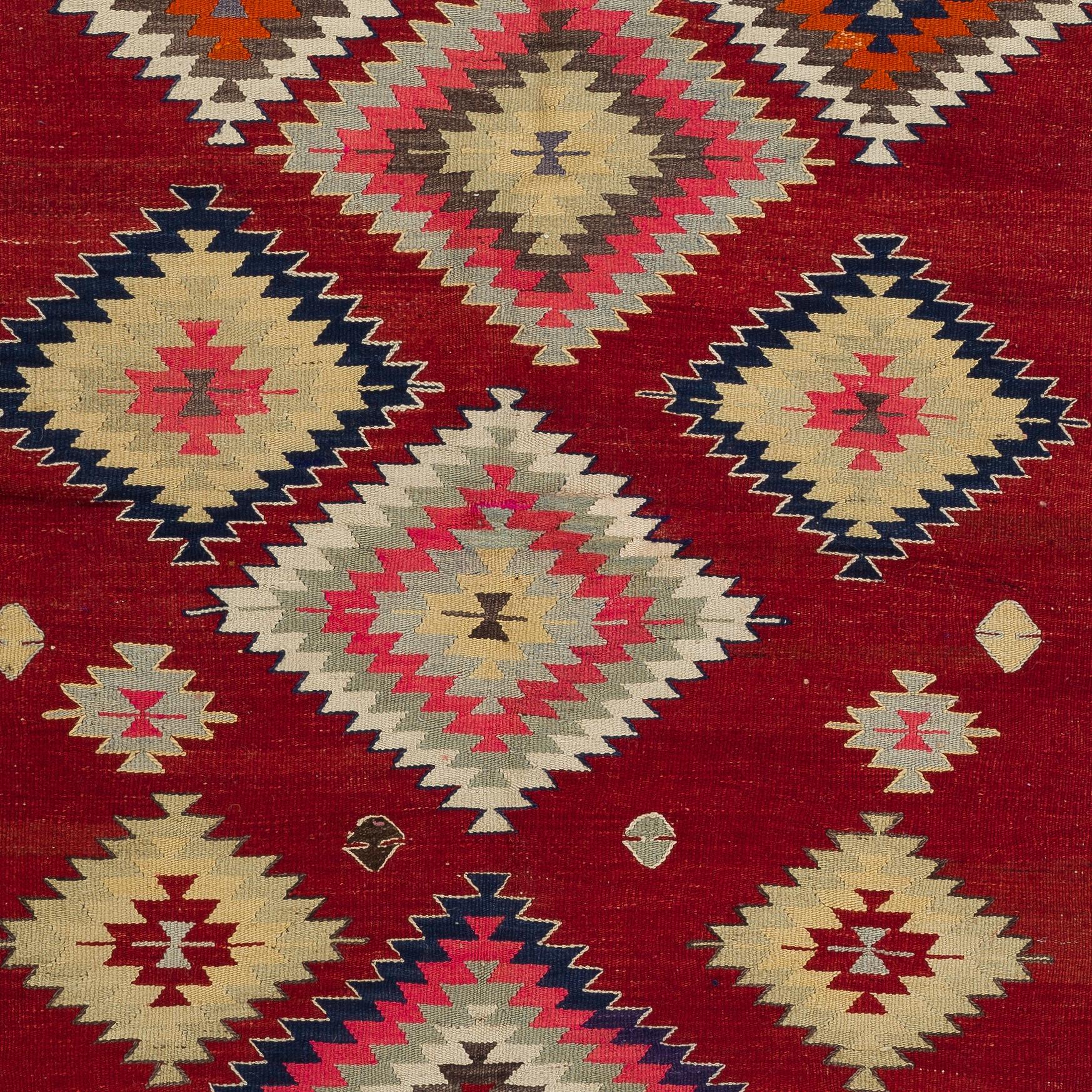 Tissé à la main 5.8x6.8 Ft Vintage Anatolian Kilim Rug in Red with Geometric Design, 100% Wool en vente