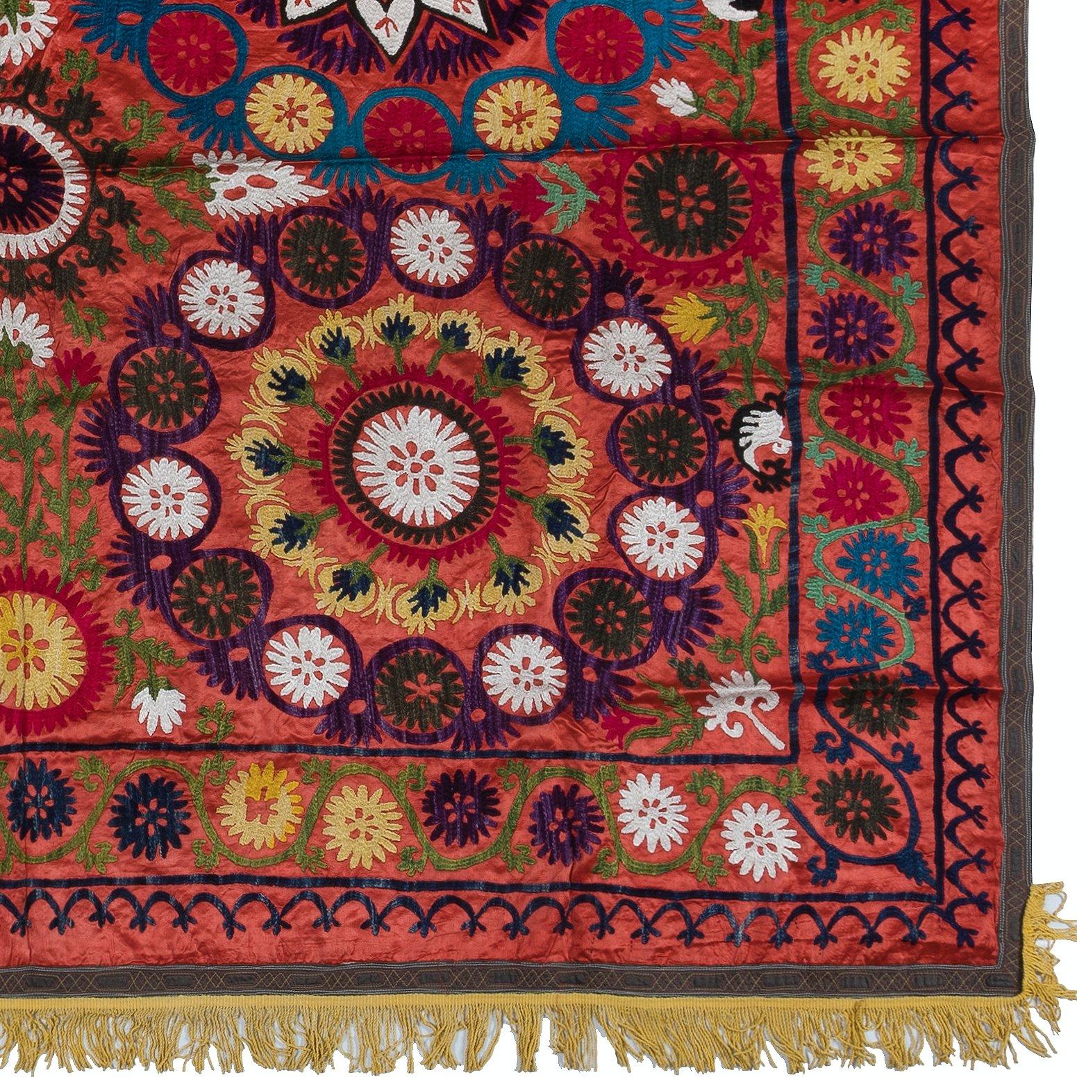 Ouzbek 5.8x7 ft Magnifique broderie de soie, décoration murale, tapisserie ancienne rouge en vente
