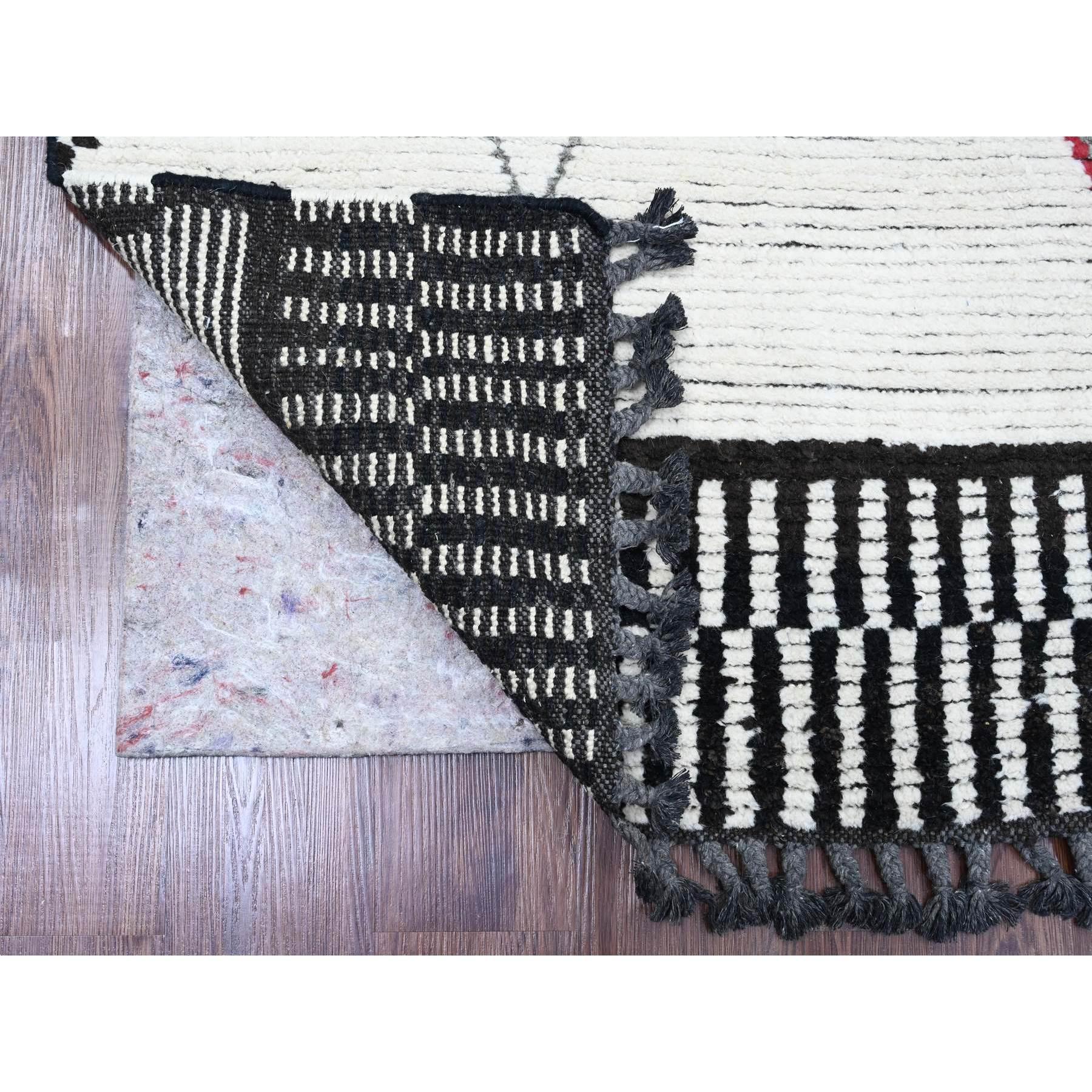 Whiting White, tissage marocain à motifs géométriques, ton sur ton, noué à la main, laine douce, poils texturés, tapis d'Orient
Matières premières : Laine
Latex : Pas de poils 
hauteur : 0,25 pouces
Style : Traditionnel
Couleur primaire :