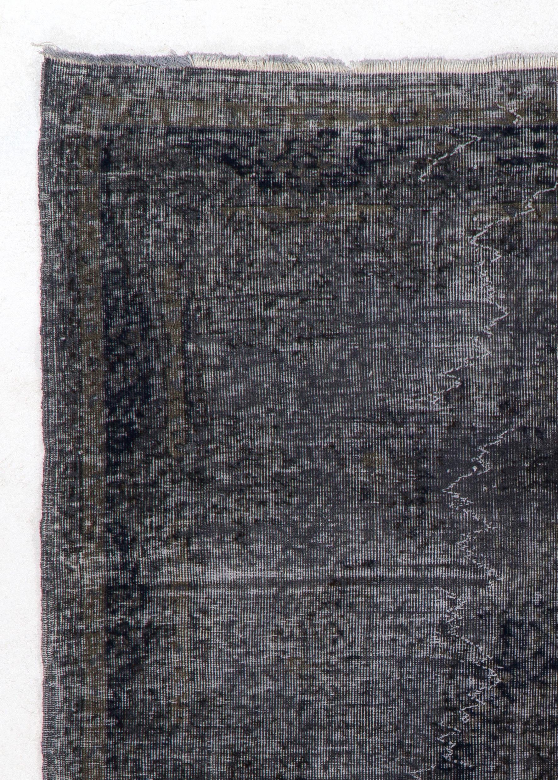 Ein türkischer Teppich im Vintage-Stil, neu gefärbt in anthrazitfarbener Farbe für moderne Innenräume.
Fein handgeknüpft, niedriger Wollflor auf Baumwollbasis. Professionell gewaschen.
Robust und geeignet für stark frequentierte Bereiche, sowohl für