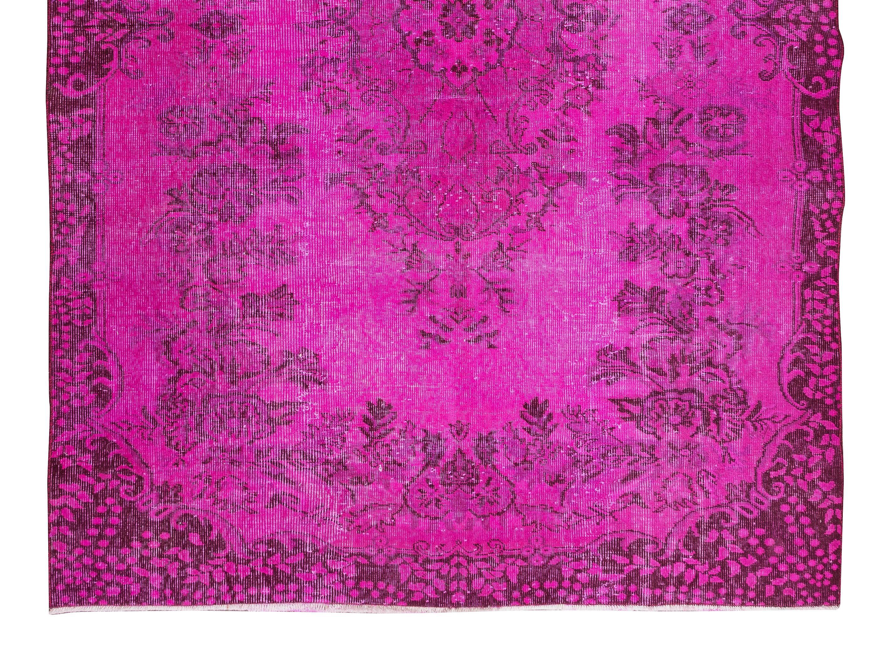 Noué à la main 5.8x8.7 Ft Vintage Rug OverDyed in Pink for Modern Interiors, Handmade in Turkey (tapis vintage surteint en rose pour les intérieurs modernes, fait à la main en Turquie) en vente