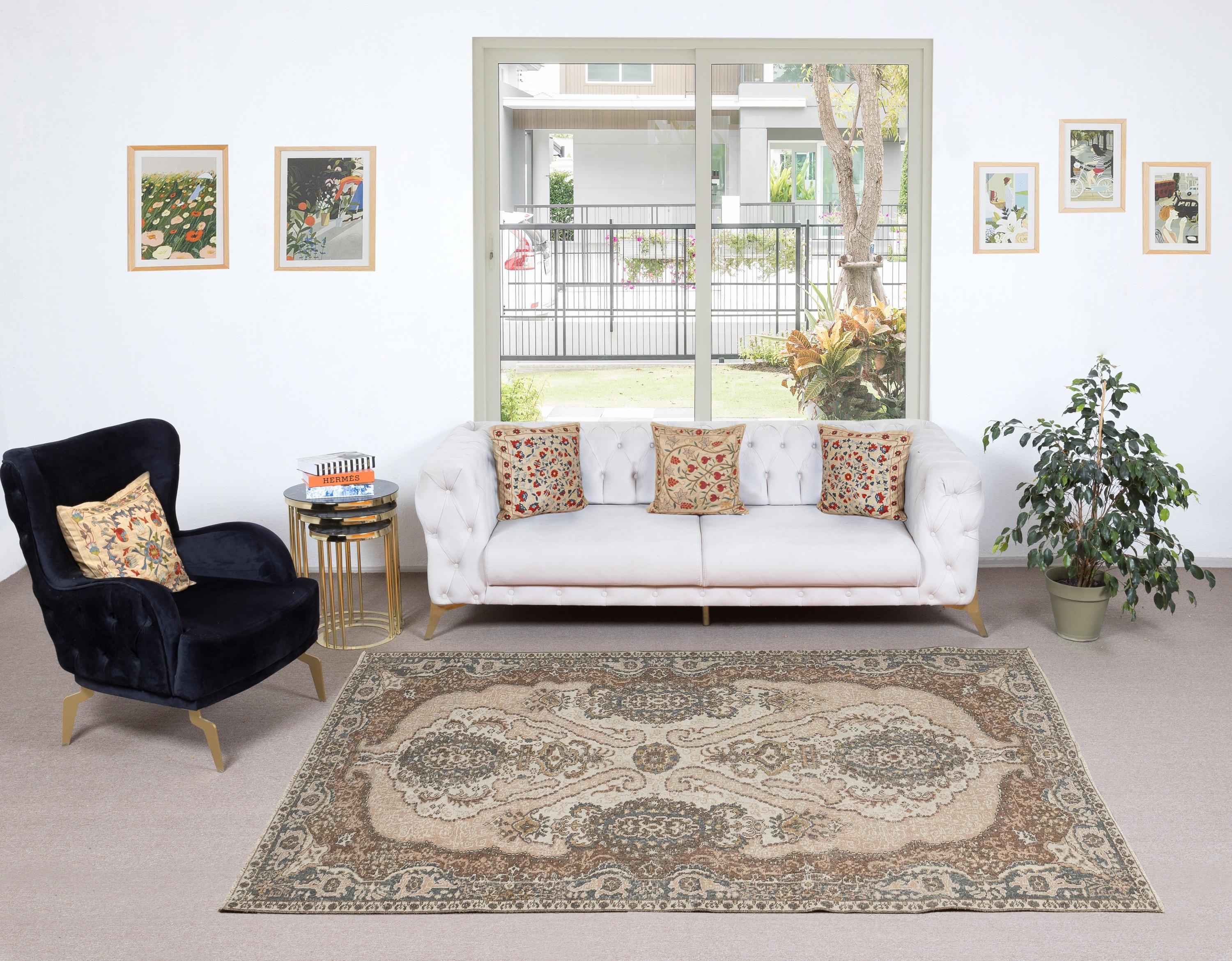 Unsere sonnenverblassten Vintage-Teppiche sind allesamt handgeknüpfte Unikate mit einer 50-70 Jahre alten Geschichte. Jeder Teppich spiegelt die jahrhundertealte türkische Teppichwebtradition wider und zeichnet sich durch einen einzigartigen