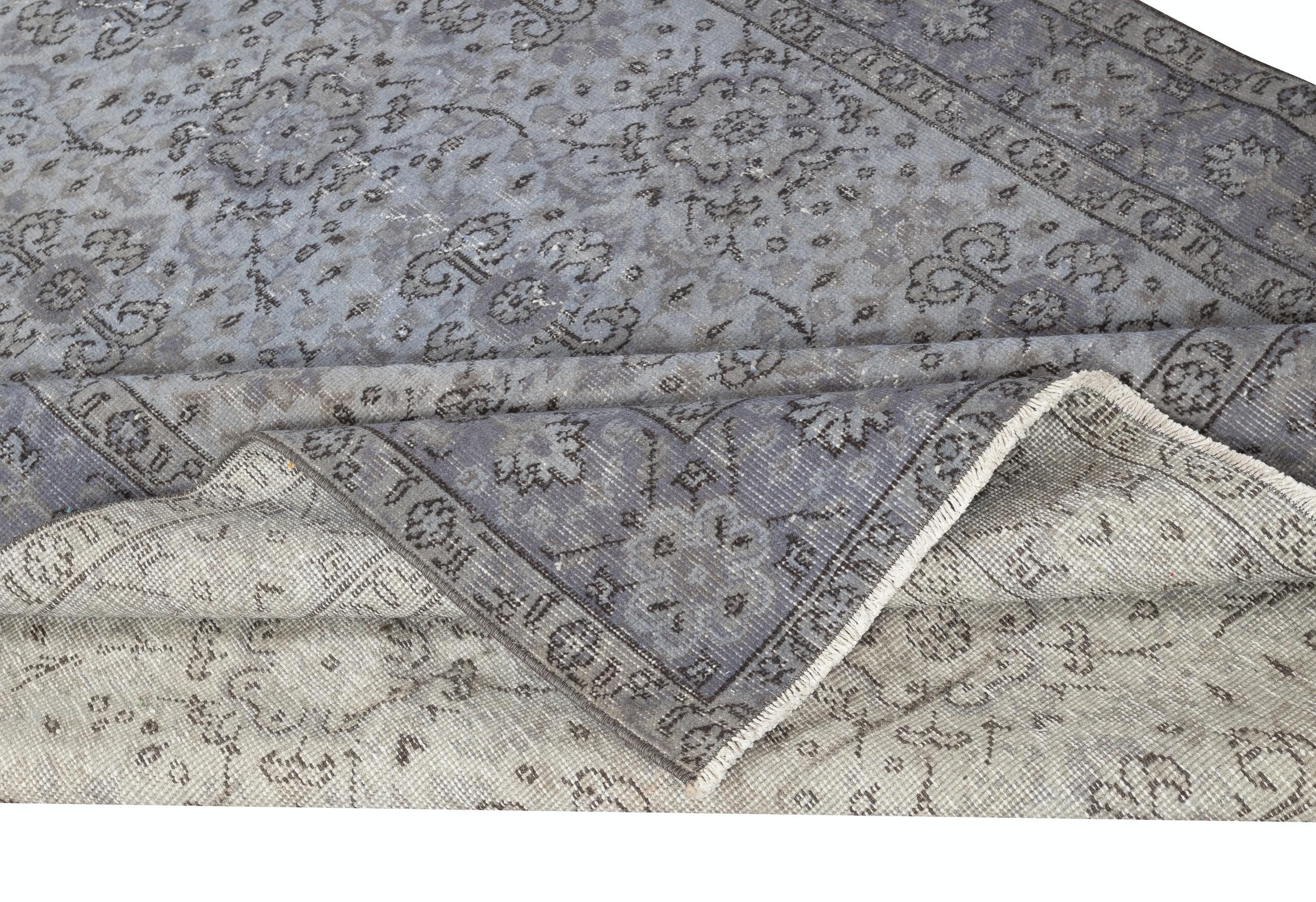 Moderno Tappeto turco contemporaneo fatto a mano di colore blu con design floreale 5.8x9 Ft in vendita