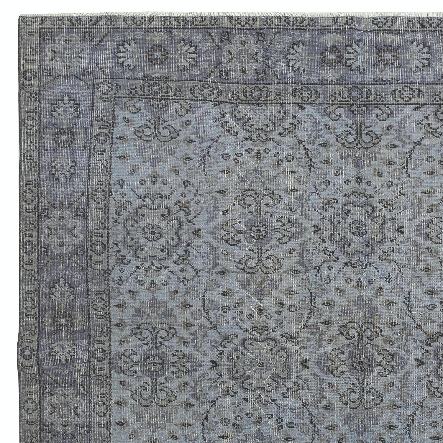 Turco Tappeto turco contemporaneo fatto a mano di colore blu con design floreale 5.8x9 Ft in vendita