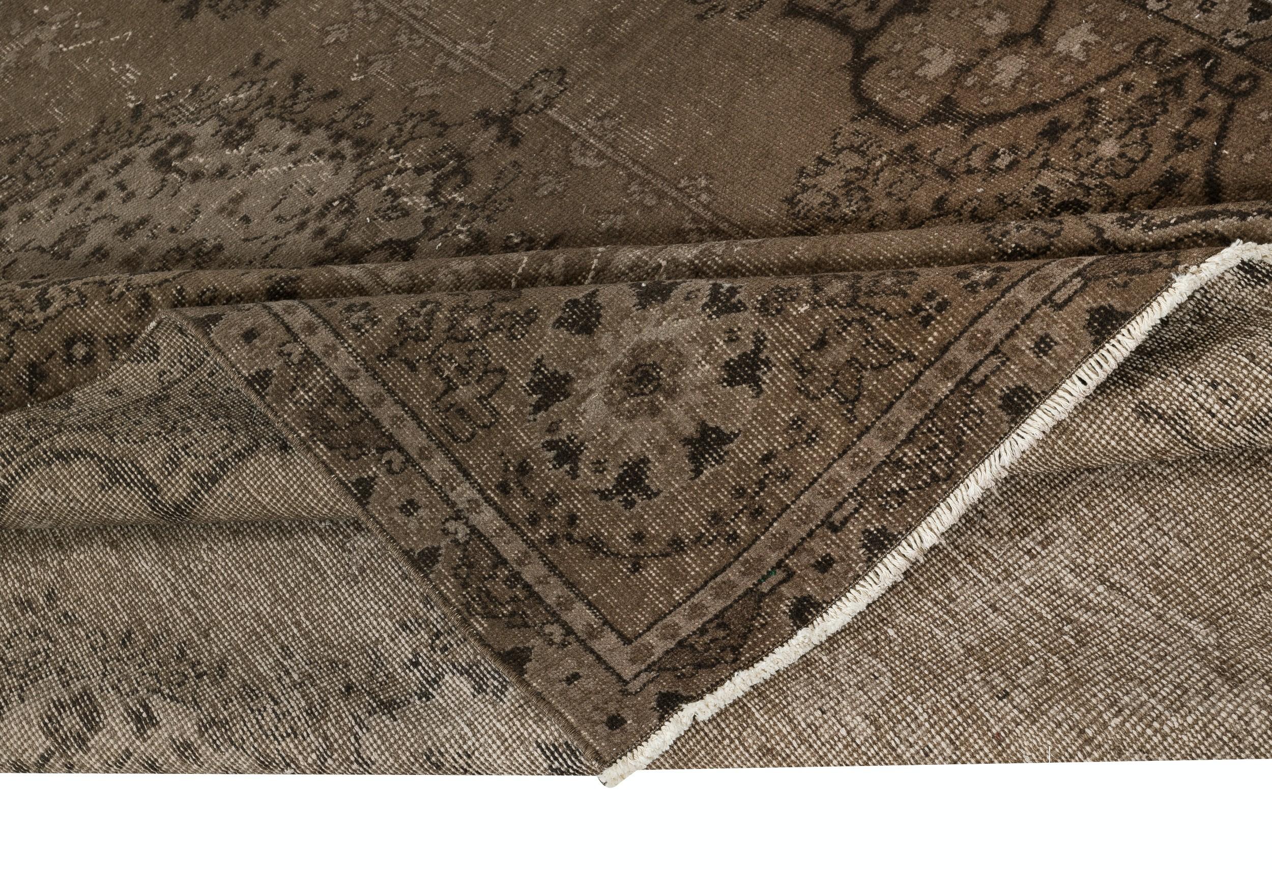 Moderno Tappeto di lana turca a basso peso realizzato a mano in stile contemporaneo con dimensioni 5,8x9 piedi, colore marrone in vendita