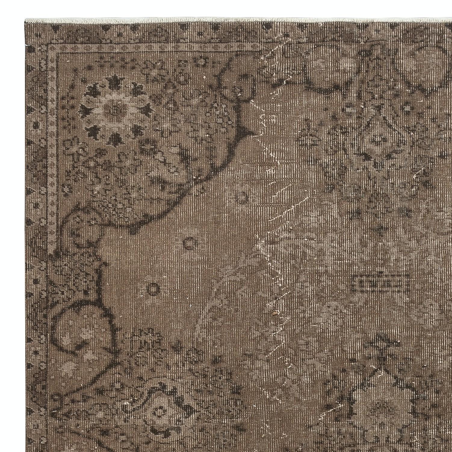 Turco Tappeto di lana turca a basso peso realizzato a mano in stile contemporaneo con dimensioni 5,8x9 piedi, colore marrone in vendita