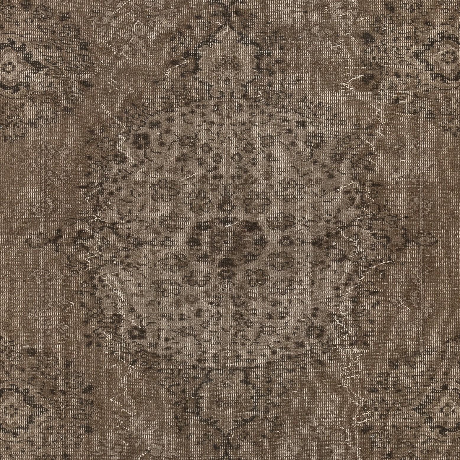 Annodato a mano Tappeto di lana turca a basso peso realizzato a mano in stile contemporaneo con dimensioni 5,8x9 piedi, colore marrone in vendita