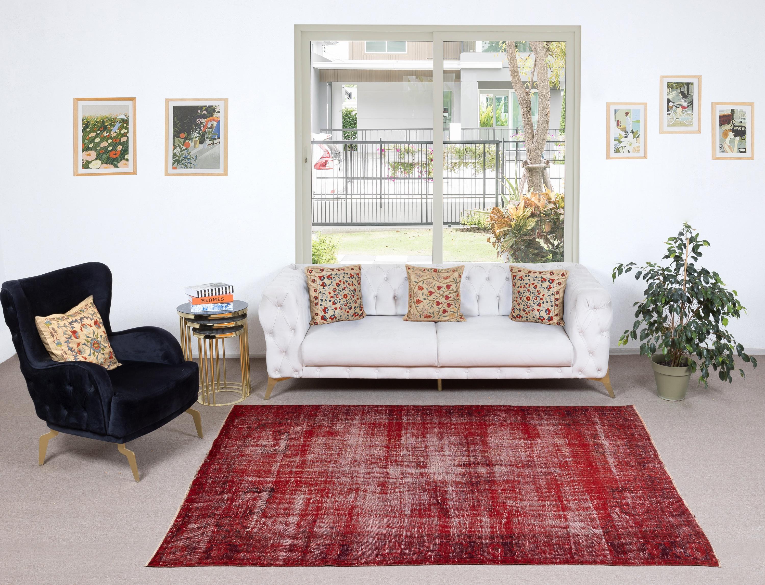 I nostri tappeti sovratinti sono tutti tappeti turchi vintage annodati a mano, accuratamente restaurati e reimmaginati nel nostro laboratorio per adattarsi a un'ampia gamma di stili di arredamento, da quello moderno e minimalista a quello costiero,