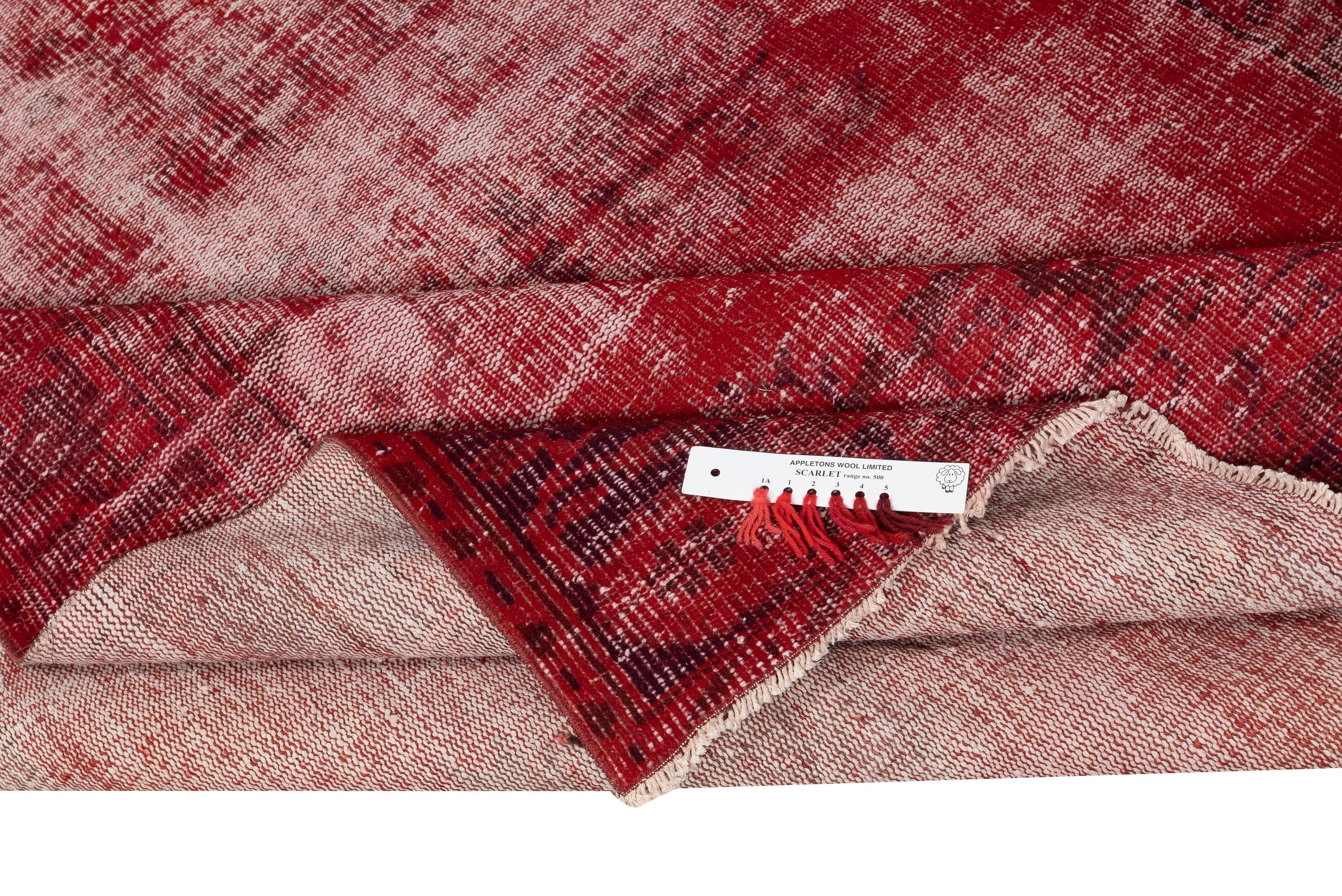 Moderno Tappeto Vintage Rosso Distressed 5.8x9 Ft per interni moderni. Realizzato a mano in Turchia in vendita