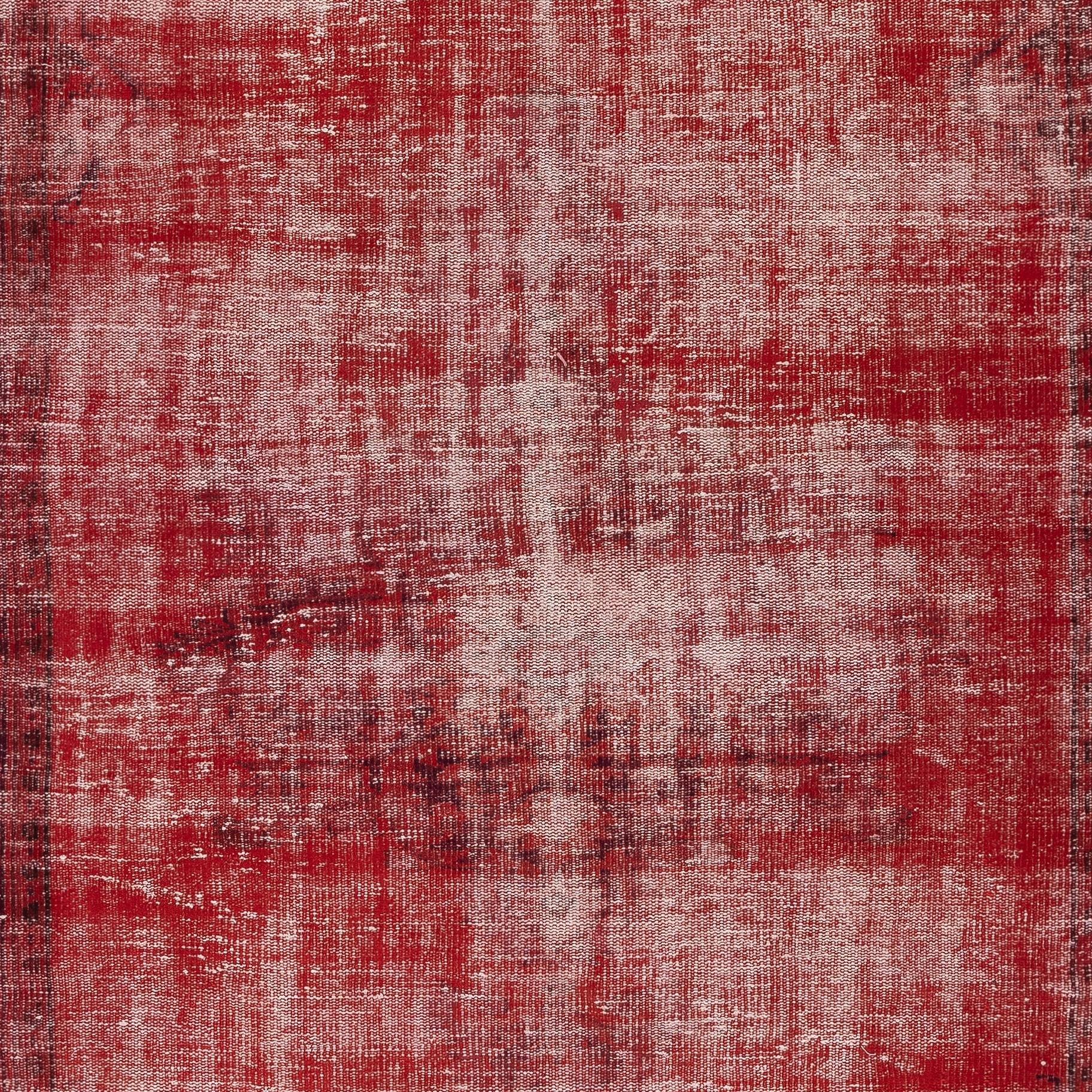 Turco Tappeto Vintage Rosso Distressed 5.8x9 Ft per interni moderni. Realizzato a mano in Turchia in vendita