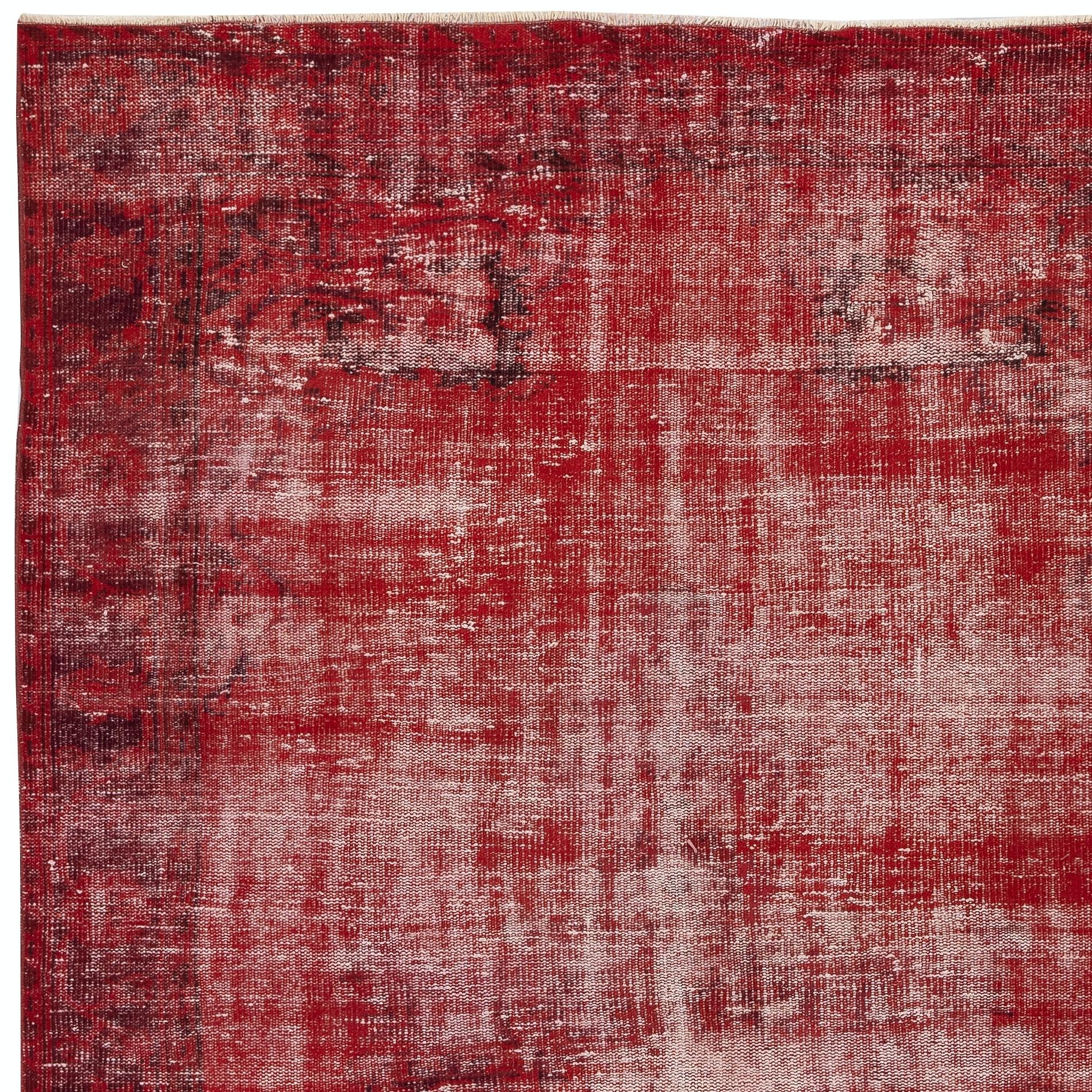 Annodato a mano Tappeto Vintage Rosso Distressed 5.8x9 Ft per interni moderni. Realizzato a mano in Turchia in vendita
