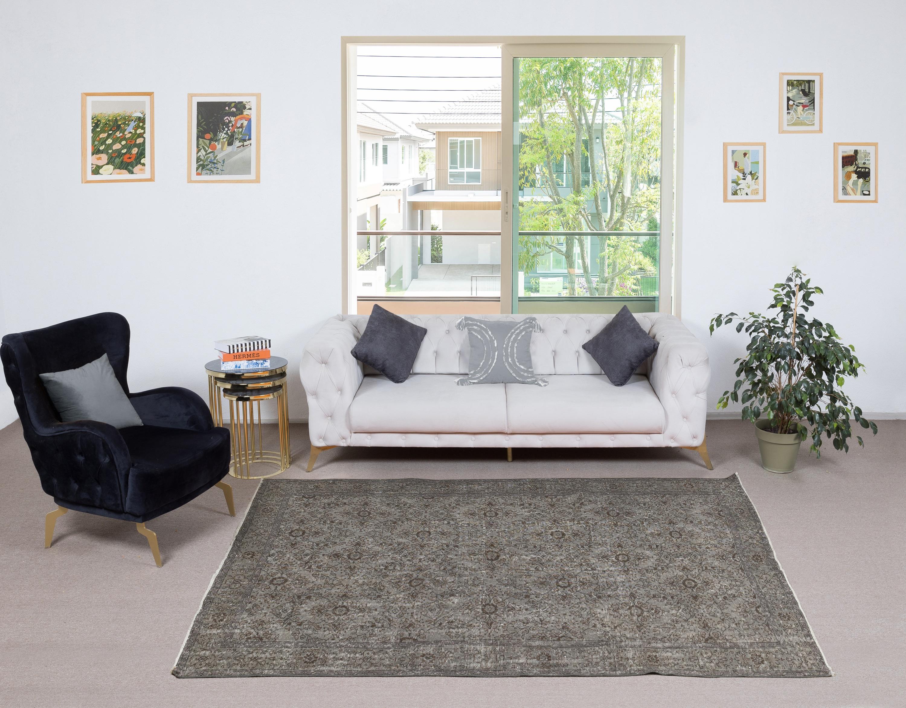 I nostri tappeti sovratinti sono tutti tappeti turchi vintage annodati a mano, accuratamente restaurati e reimmaginati nel nostro laboratorio per adattarsi a un'ampia gamma di stili di arredamento, da quello moderno e minimalista a quello costiero,