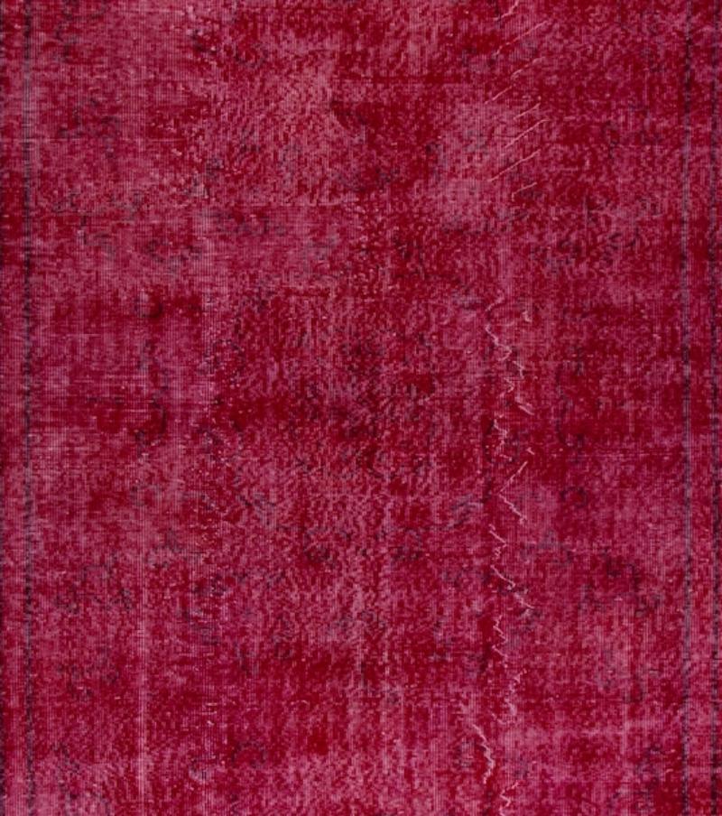 Moderno Tappeto turco fatto a mano in rosso borgogna, ideale per ambienti contemporanei in vendita