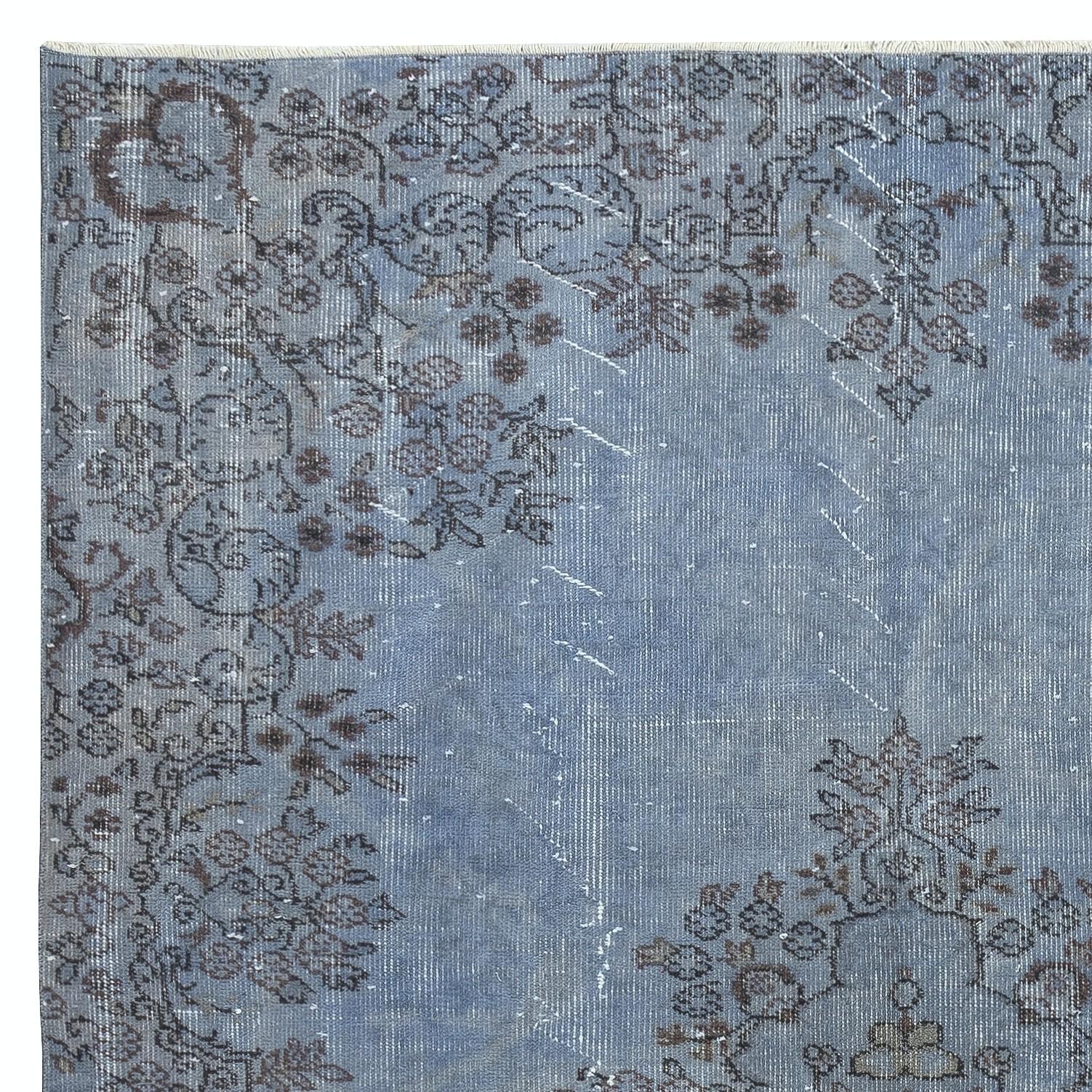 5.8x9 Ft Modern Handmade Turkish Area Rug in Light Blue. Woolen Floor Covering In Good Condition For Sale In Spring Valley, NY