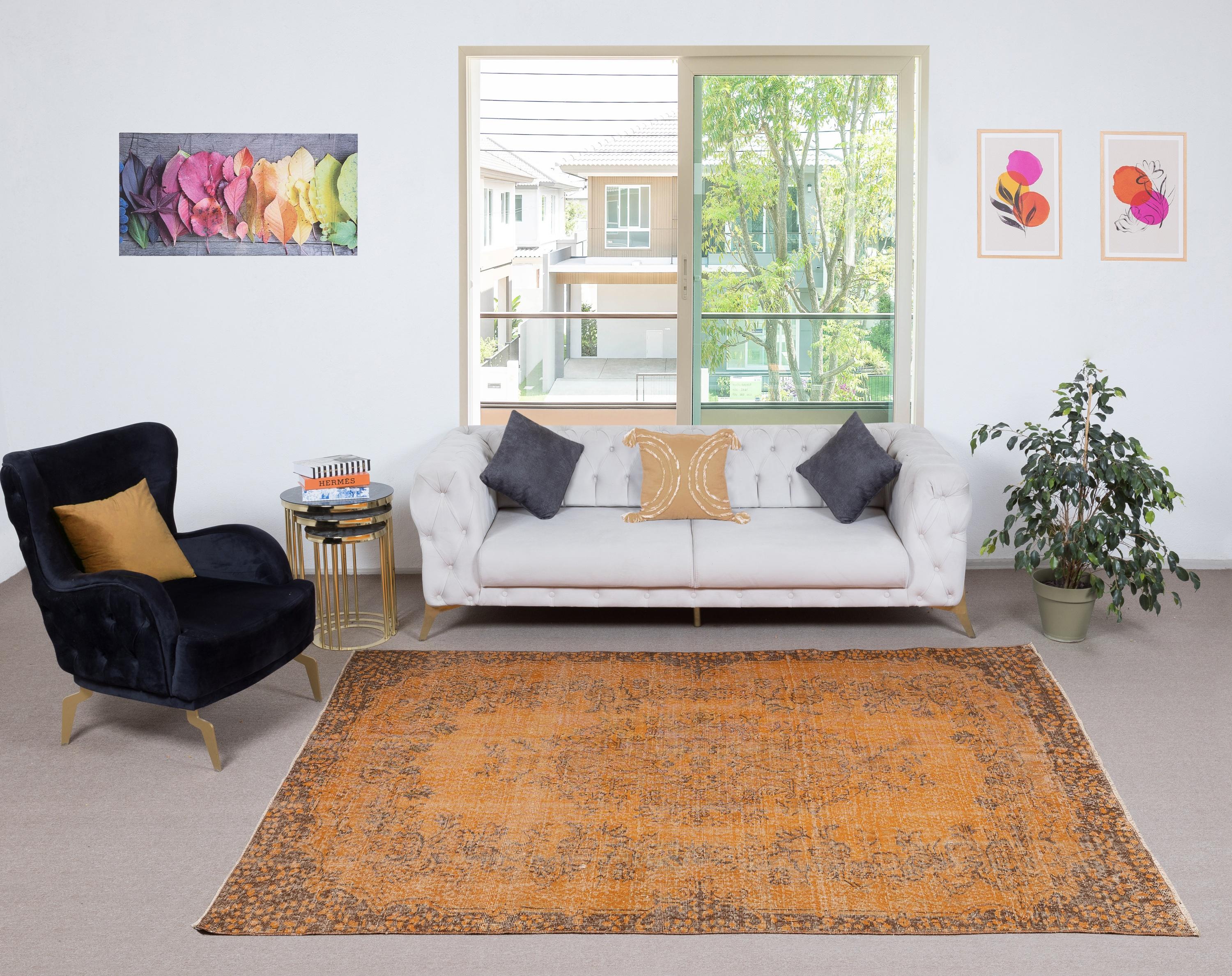 I nostri tappeti sovratinti sono tutti tappeti turchi vintage annodati a mano, accuratamente restaurati e reimmaginati nel nostro laboratorio per adattarsi a un'ampia gamma di stili di arredamento, da quello moderno e minimalista a quello costiero,