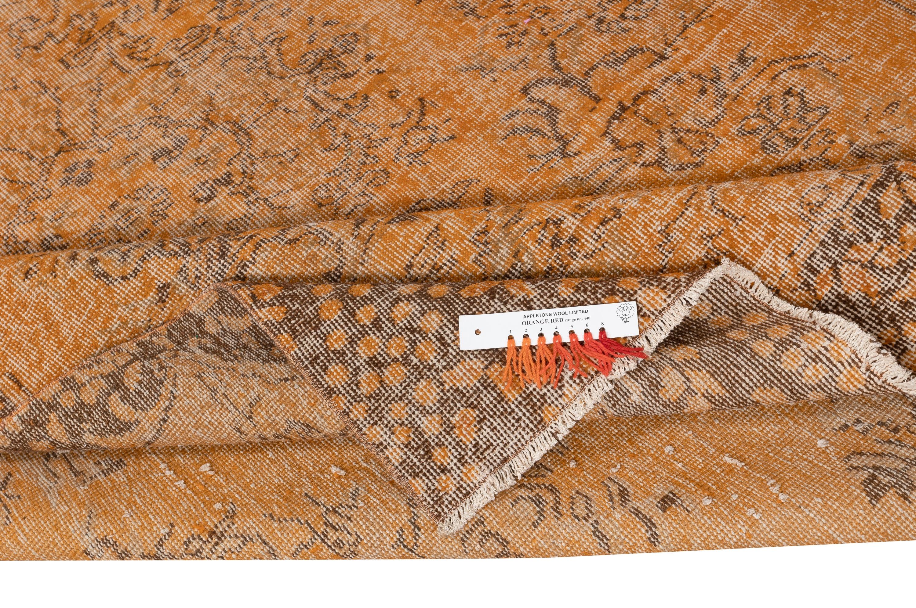 Moderno Tappeto vintage 5.8x9 Ft arancione tinto di rosso per interni moderni. Annodato a mano in Turchia in vendita