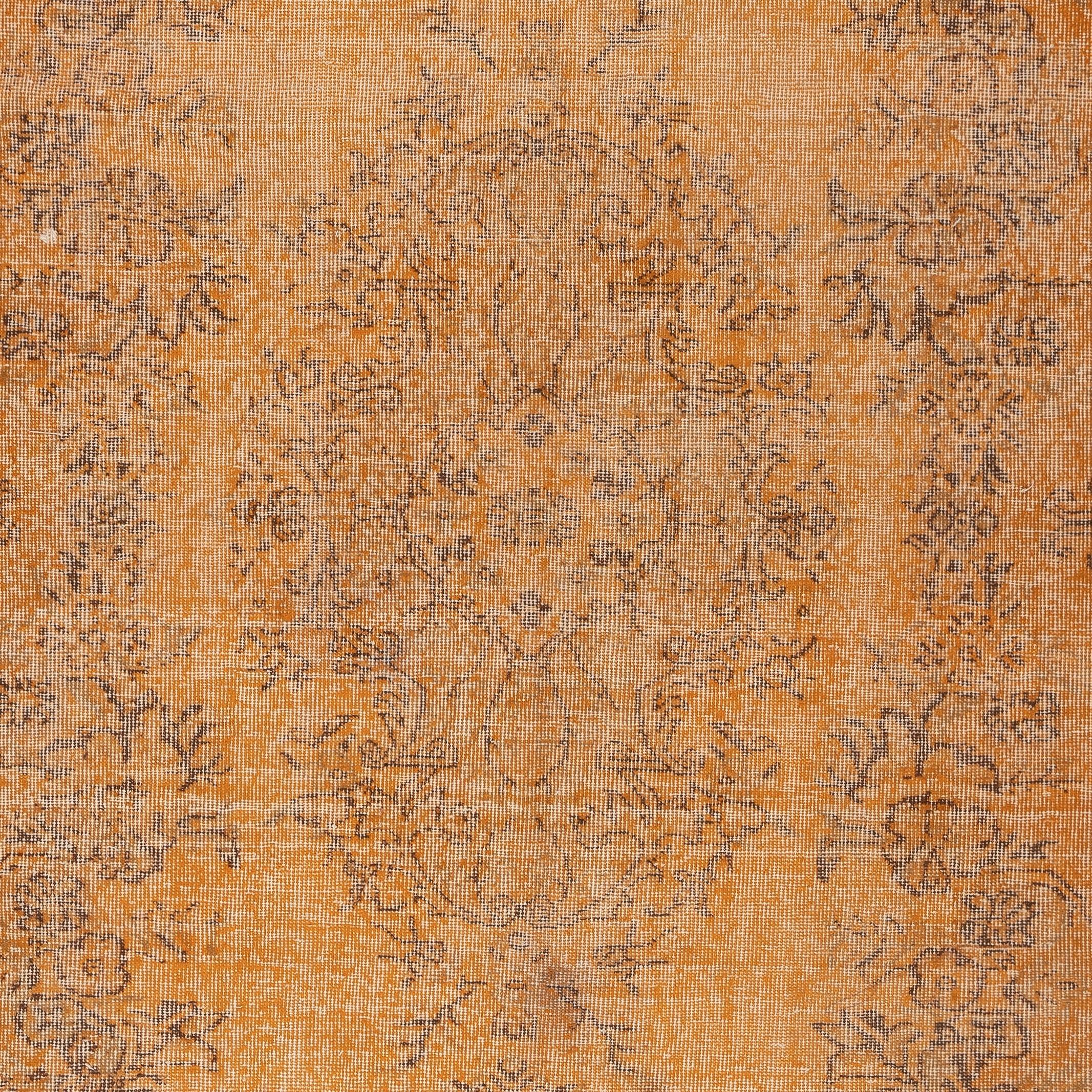 Turco Tappeto vintage 5.8x9 Ft arancione tinto di rosso per interni moderni. Annodato a mano in Turchia in vendita