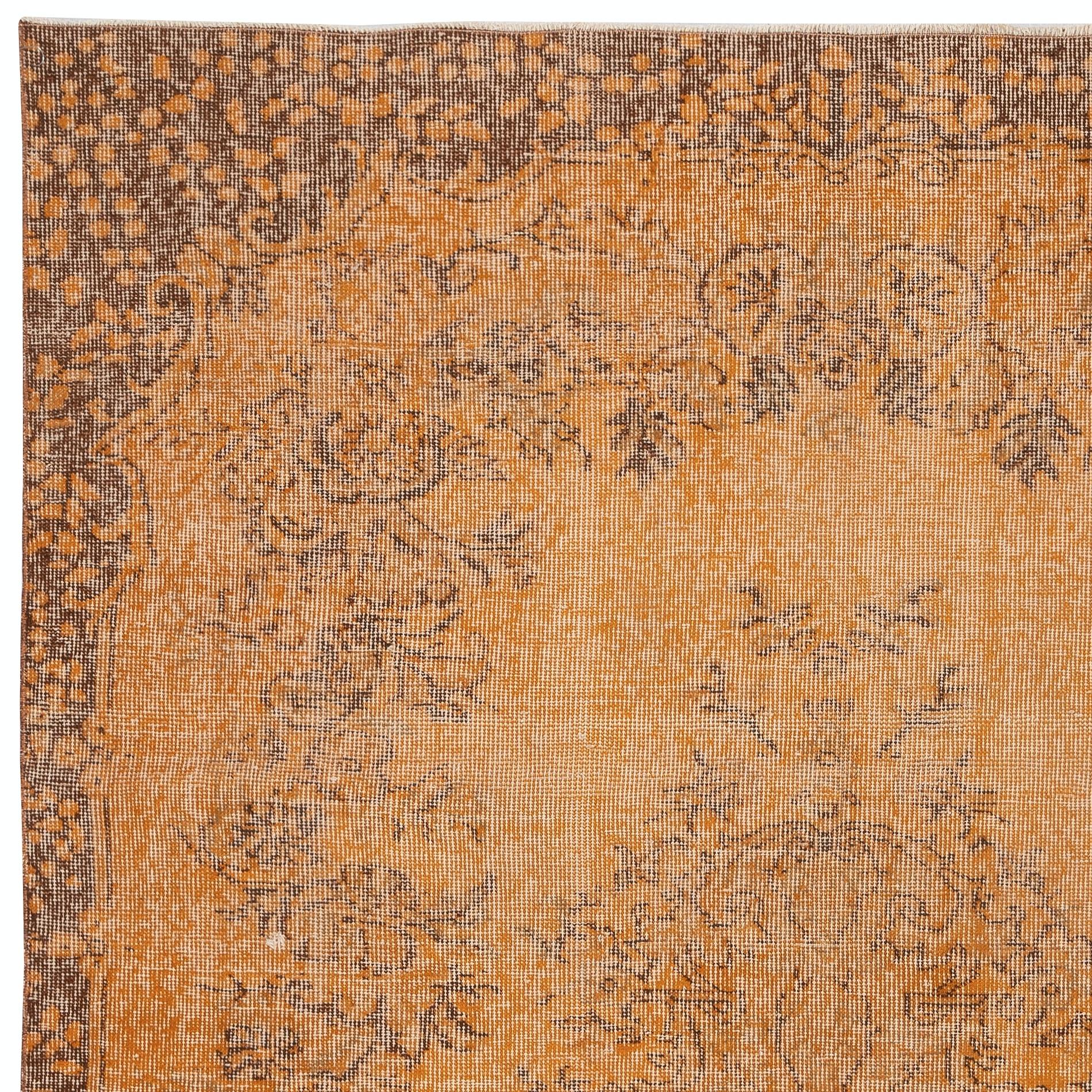 Tappeto vintage 5.8x9 Ft arancione tinto di rosso per interni moderni. Annodato a mano in Turchia In condizioni buone in vendita a Spring Valley, NY