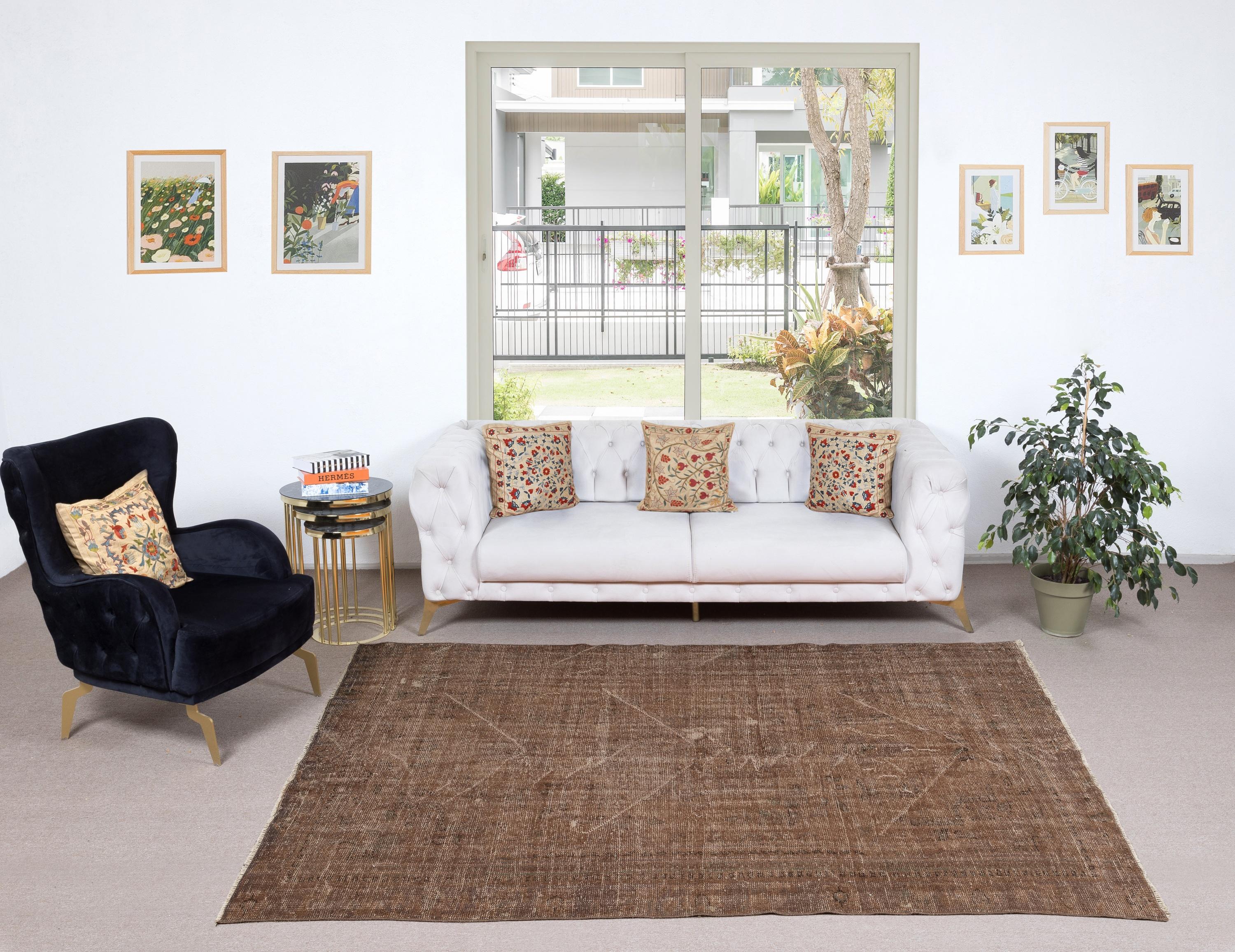 Nuestras alfombras teñidas son alfombras turcas vintage anudadas a mano, cuidadosamente restauradas y reimaginadas en nuestro taller para adaptarse a una amplia gama de estilos de interiorismo, desde el moderno y minimalista hasta el costero,