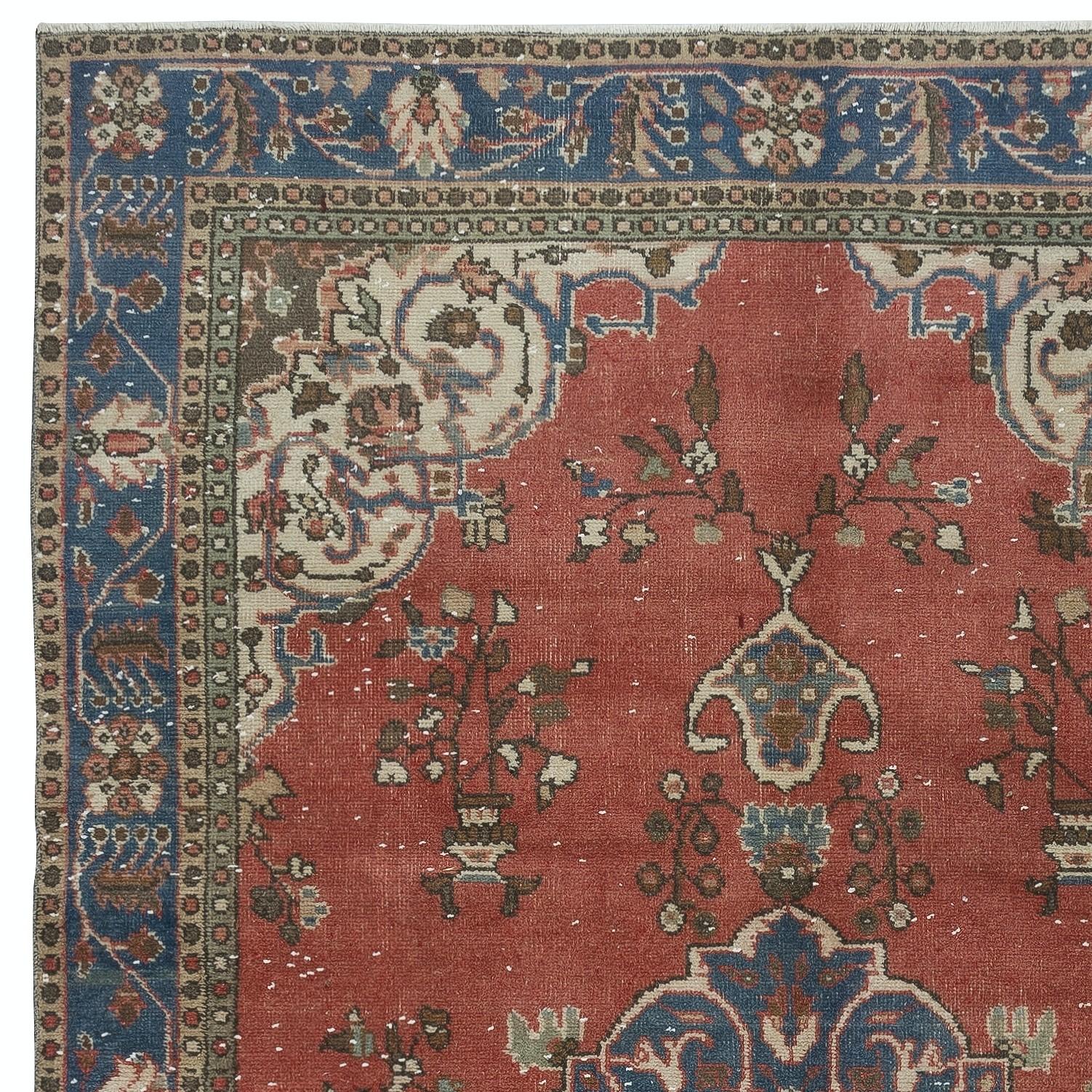 5.8x9 Ft handgefertigter türkischer Vintage-Teppich aus Wolle mit Medaillon-Design (Türkisch) im Angebot