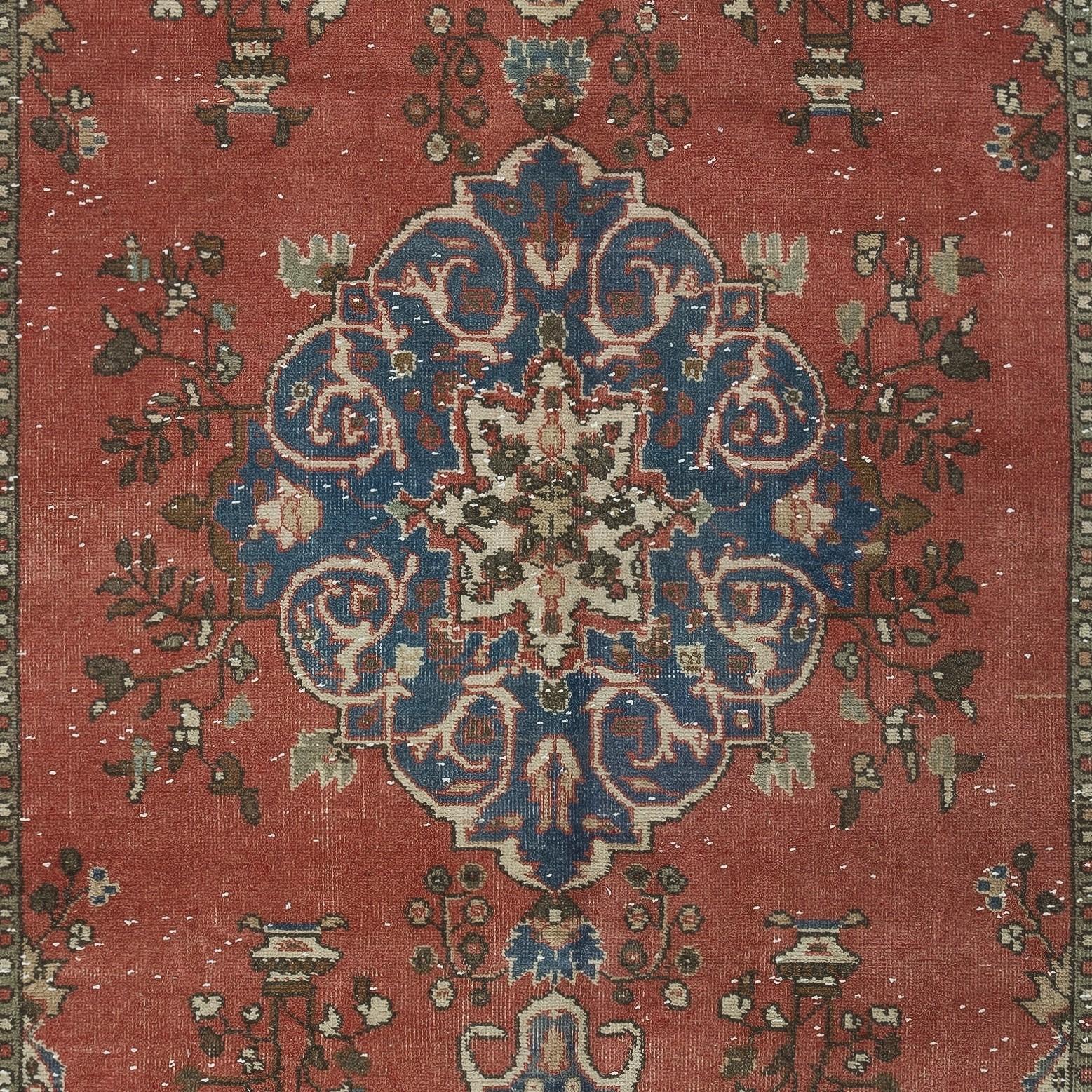 5.8x9 Ft handgefertigter türkischer Vintage-Teppich aus Wolle mit Medaillon-Design (Handgeknüpft) im Angebot