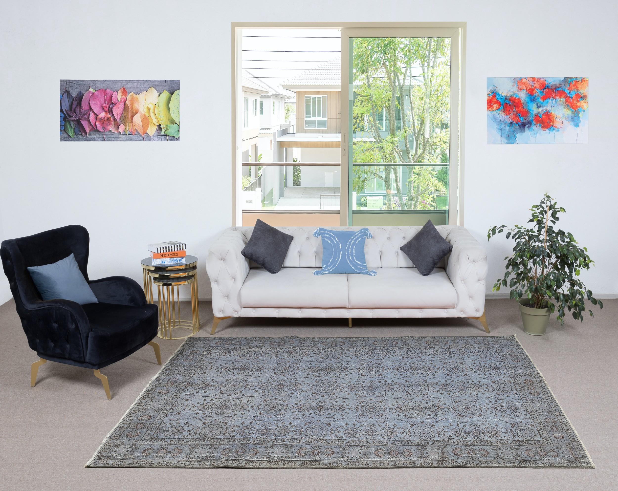 Nos tapis surteints sont tous des pièces vintage nouées à la main qui sont recréées dans notre atelier pour répondre à un plus large éventail de choix de décoration intérieure, du moderne au côtier, de l'industriel au rustique/cottage. Ces tapis