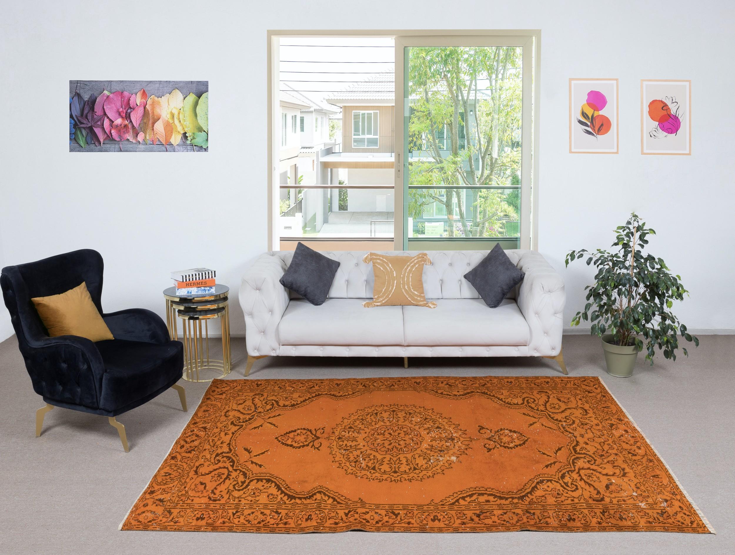 Nos tapis surteints sont tous des pièces vintage nouées à la main qui sont recréées dans notre atelier pour répondre à un plus large éventail de choix de décoration intérieure, du moderne au côtier, de l'industriel au rustique/cottage. Ces tapis