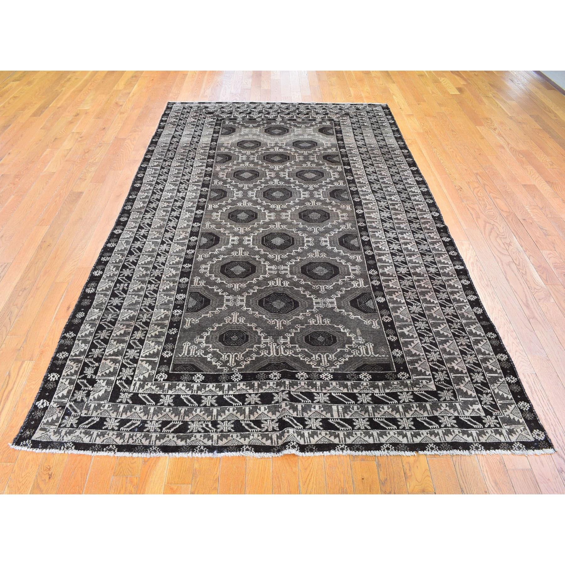 Questo è un autentico esemplare unico di tappeto orientale in pura lana Baluch lavato in argento e nero carbone annodato a mano. È stato tessuto per mesi e mesi secondo le secolari tecniche di tessitura persiane da esperti artigiani.
Materiali