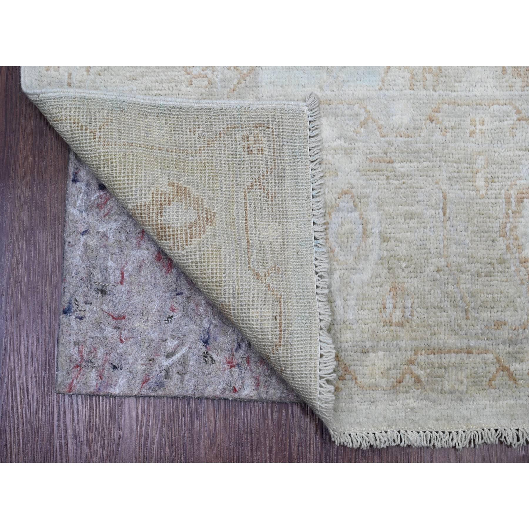 Blanco Escarcha, Angora afgana Oushak con Diseño de Enredaderas, Anudada a Mano, Tintes Vegetales, 100% Lana, Alfombra Oriental
Materiales primarios: Lana
Látex: Sin pelo 
altura: 0,25 Pulgadas
Estilo: Transicional
Color principal: Marfil
Colores