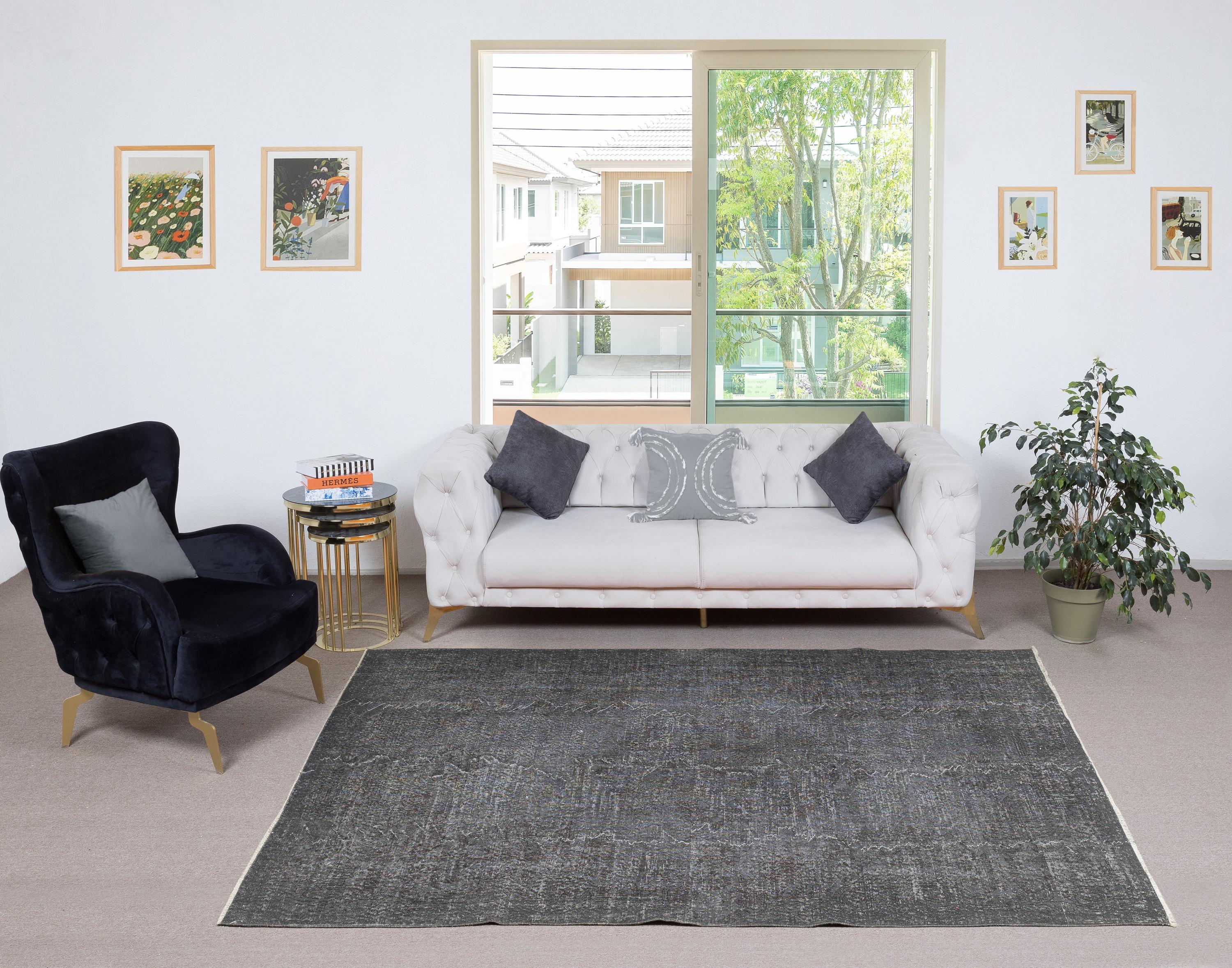 Unsere gefärbten Teppiche sind allesamt handgeknüpfte türkische Vintage-Teppiche, die in unserer Werkstatt sorgfältig restauriert und neu gestaltet wurden, damit sie zu einer breiten Palette von Einrichtungsstilen passen - von modern und