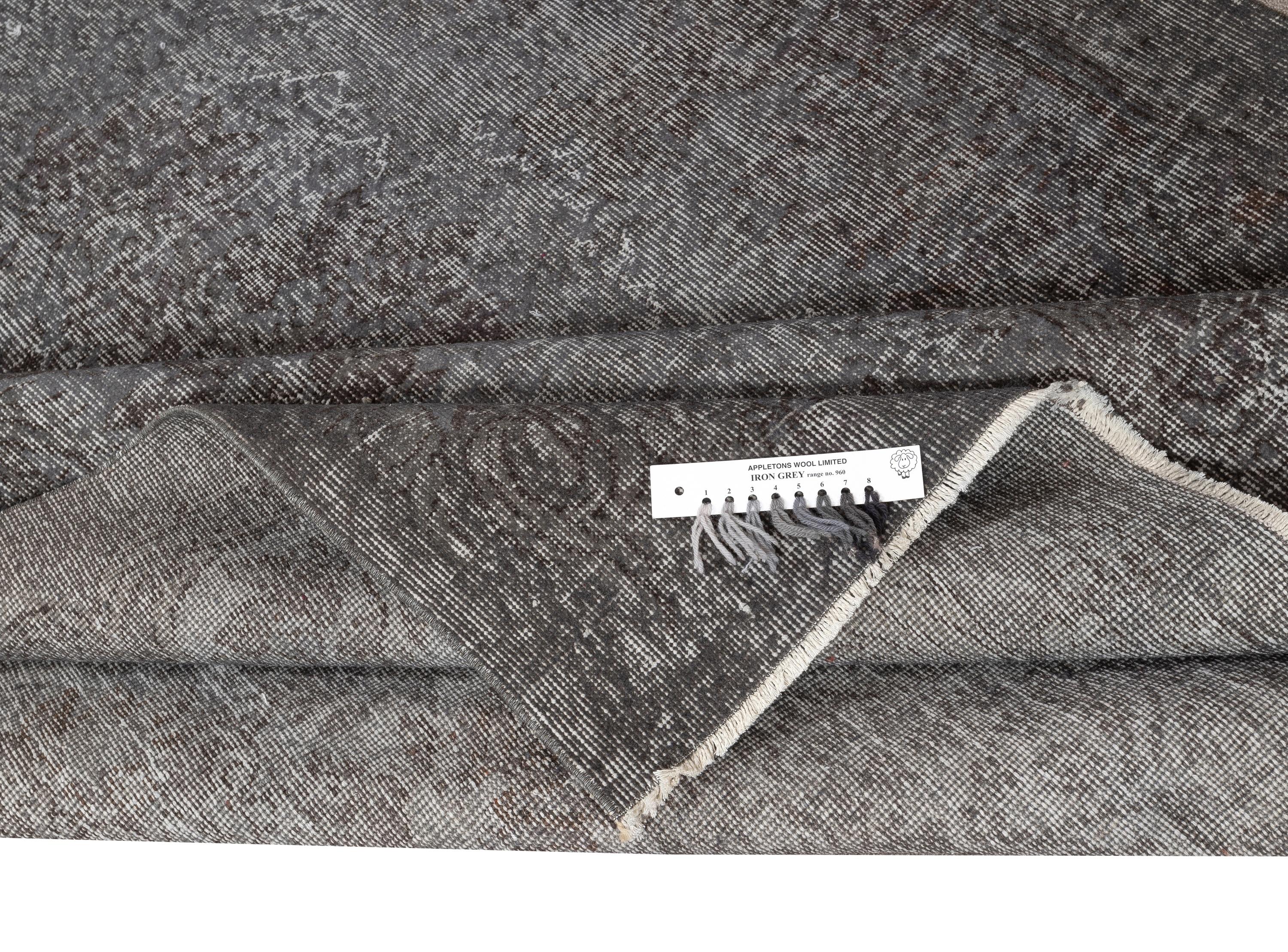 5.8x9.2 Ft Overdyed Gray Teppich. Handgefertigter türkischer Vintage-Teppich für das Wohnzimmer (Moderne) im Angebot