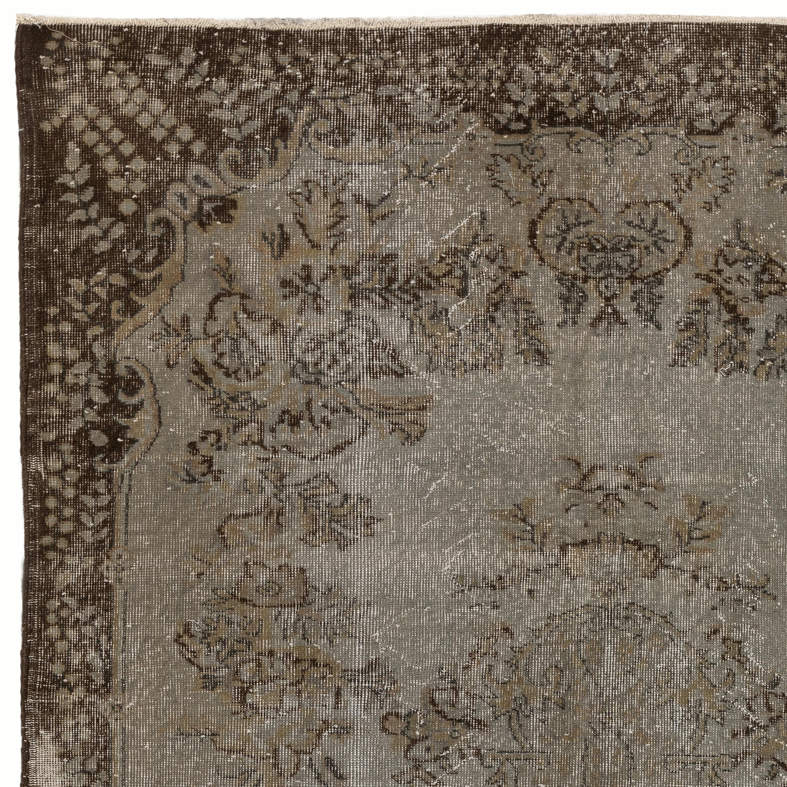Ein überfärbter, handgefertigter türkischer Teppich im Vintage-Stil. Fein handgeknüpft, niedriger Wollflor auf Baumwollbasis. Tief gewaschen. Robust und geeignet für stark frequentierte Bereiche, sowohl für Wohn- als auch für Geschäftsräume. Maße: